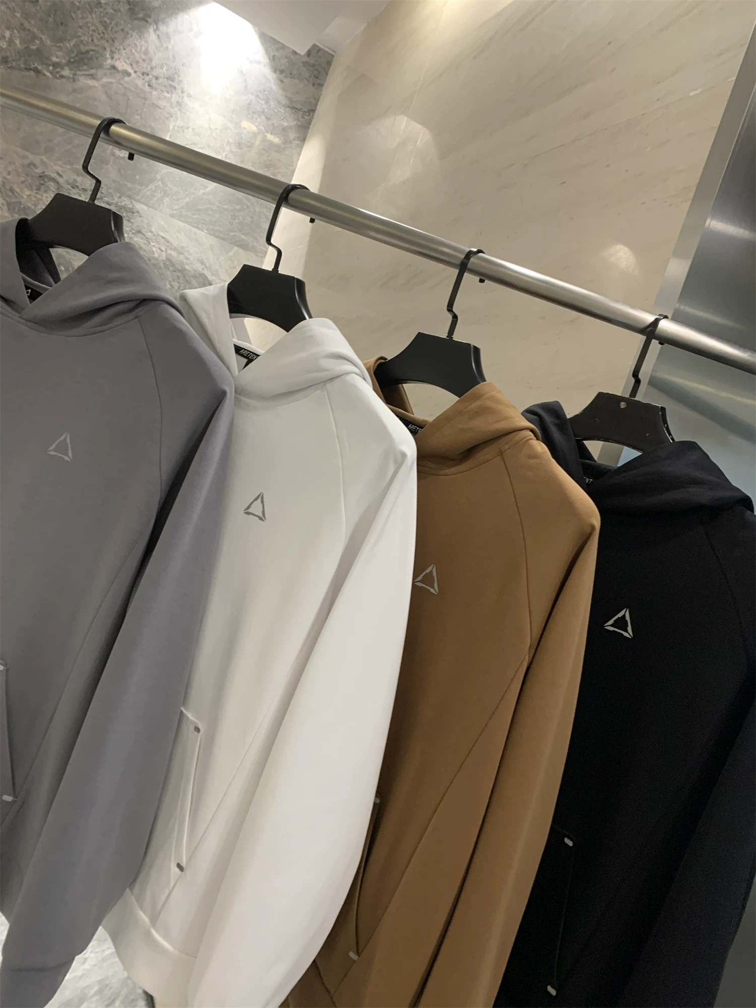 Dòng thiết kế Don Quixote! Chất liệu cotton dài sợi cao cấp! Áo hoodie màu trơn thoáng mát, kiểu dáng thời trang, lớp áo lót cơ bản.