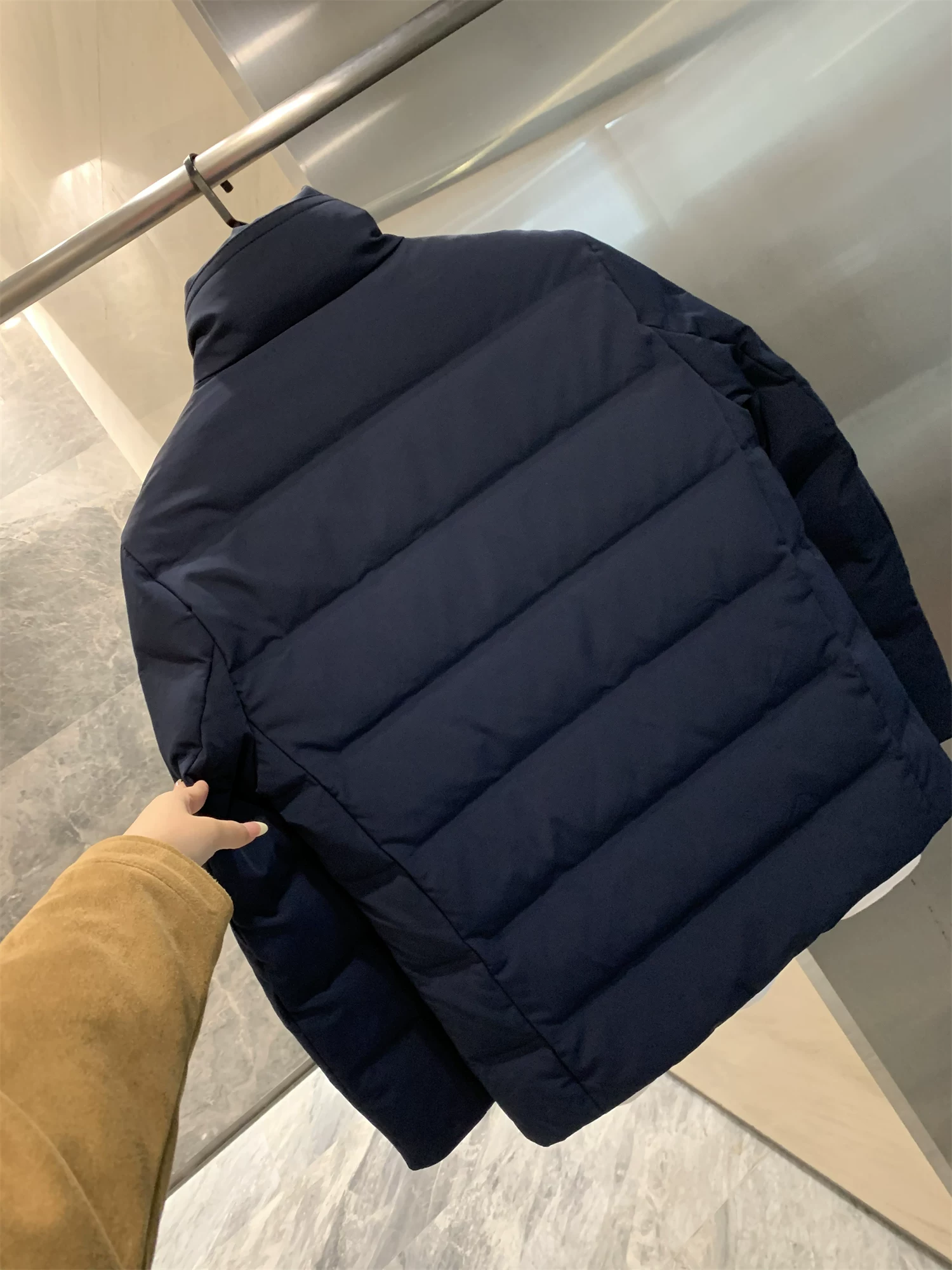 Don Quixote Hàng Tốt! Áo khoác lông vũ 90% lông vịt mềm mại! Áo khoác phao cổ đứng dày dặn và ấm áp mùa đông dành cho nam.