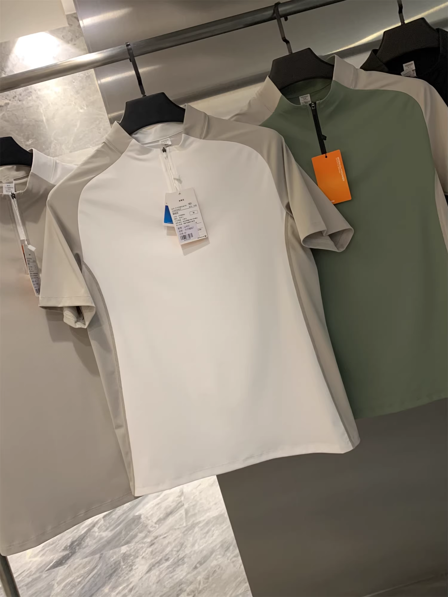 Don Quixote phối màu bắt mắt! Thoáng khí và thấm hút mồ hôi! Áo thun nam mùa hè cổ đứng nửa khóa kéo tay ngắn, chất liệu thoáng mát, thời trang.