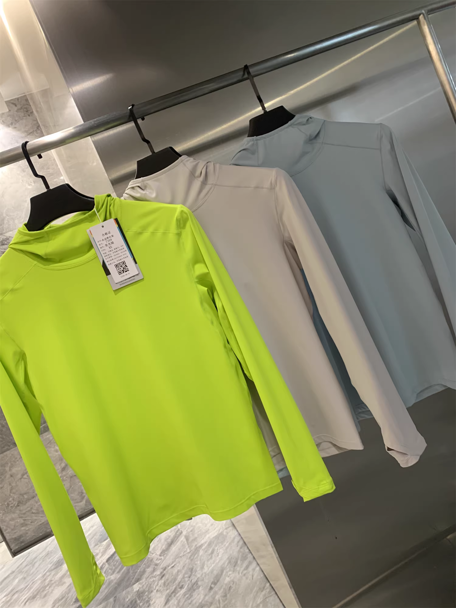 Áo hoodie nam Don Quixote chất liệu co giãn bốn chiều! Nhanh khô, thoáng khí, cổ tròn, cổ cao, có mũ trùm đầu, tay dài.