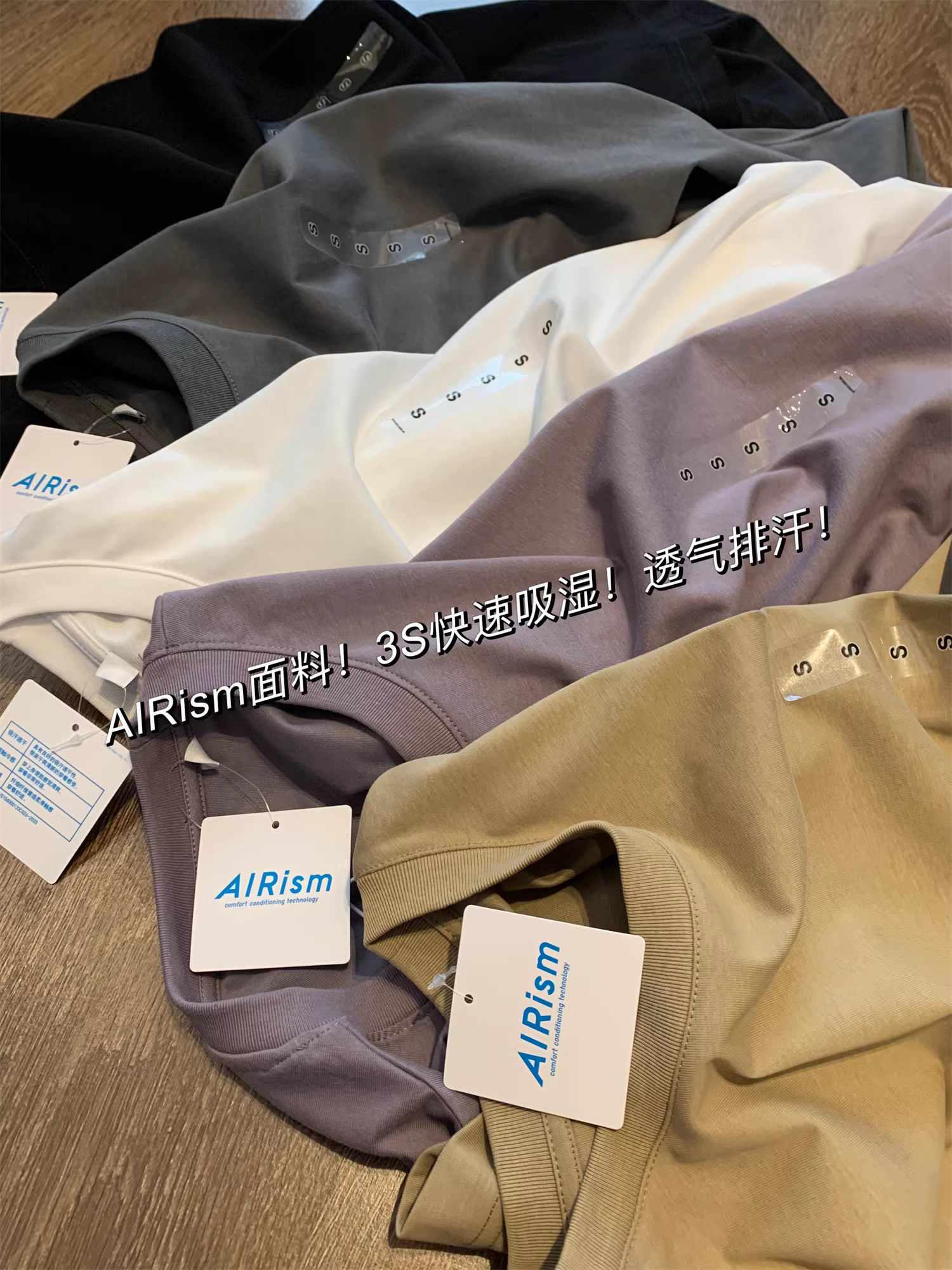 Don Quixote thấm hút mồ hôi nhanh chóng trong 3 giây! Áo thun cổ tròn dáng rộng phong cách cặp đôi bằng vải công nghệ AIRism màu đen mát mẻ