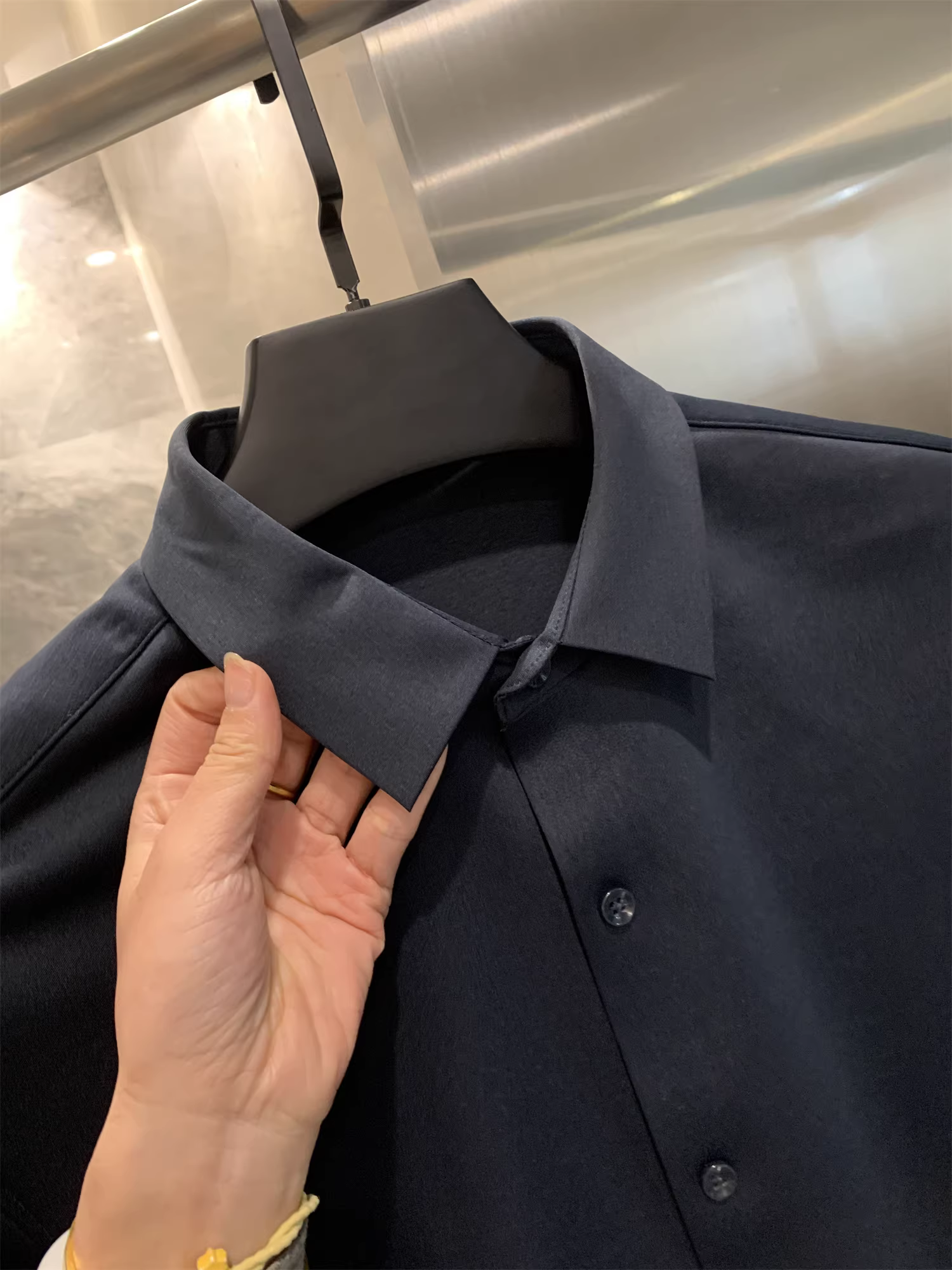 Công nghệ dán liền mạch Don Quixote! Áo sơ mi nam mùa thu đông màu trơn, chất liệu nỉ lót lông, ấm áp, phong cách thường ngày.