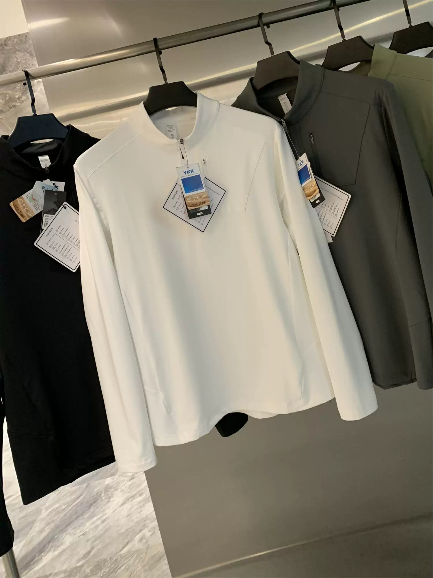 Don Quixote D series! Vải dệt chất lượng cao! Áo sweatshirt cổ đứng nửa khóa kéo, lót lông cừu mỏng và họa tiết ca rô.