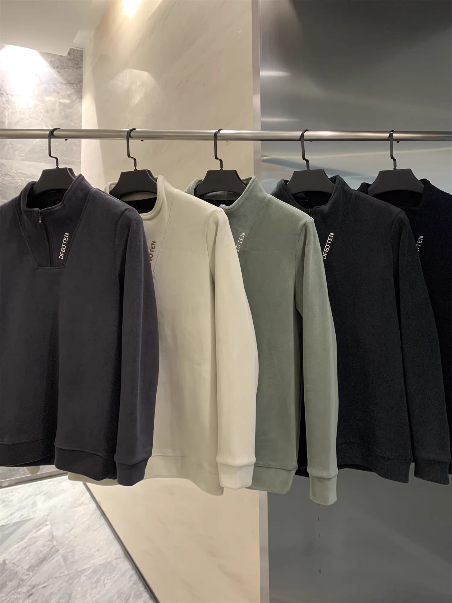 Áo len lông cừu toàn thân may đo theo yêu cầu Don Quixote! Áo len lông cừu cổ đứng nửa khóa kéo dày dặn và ấm áp dành cho nam.