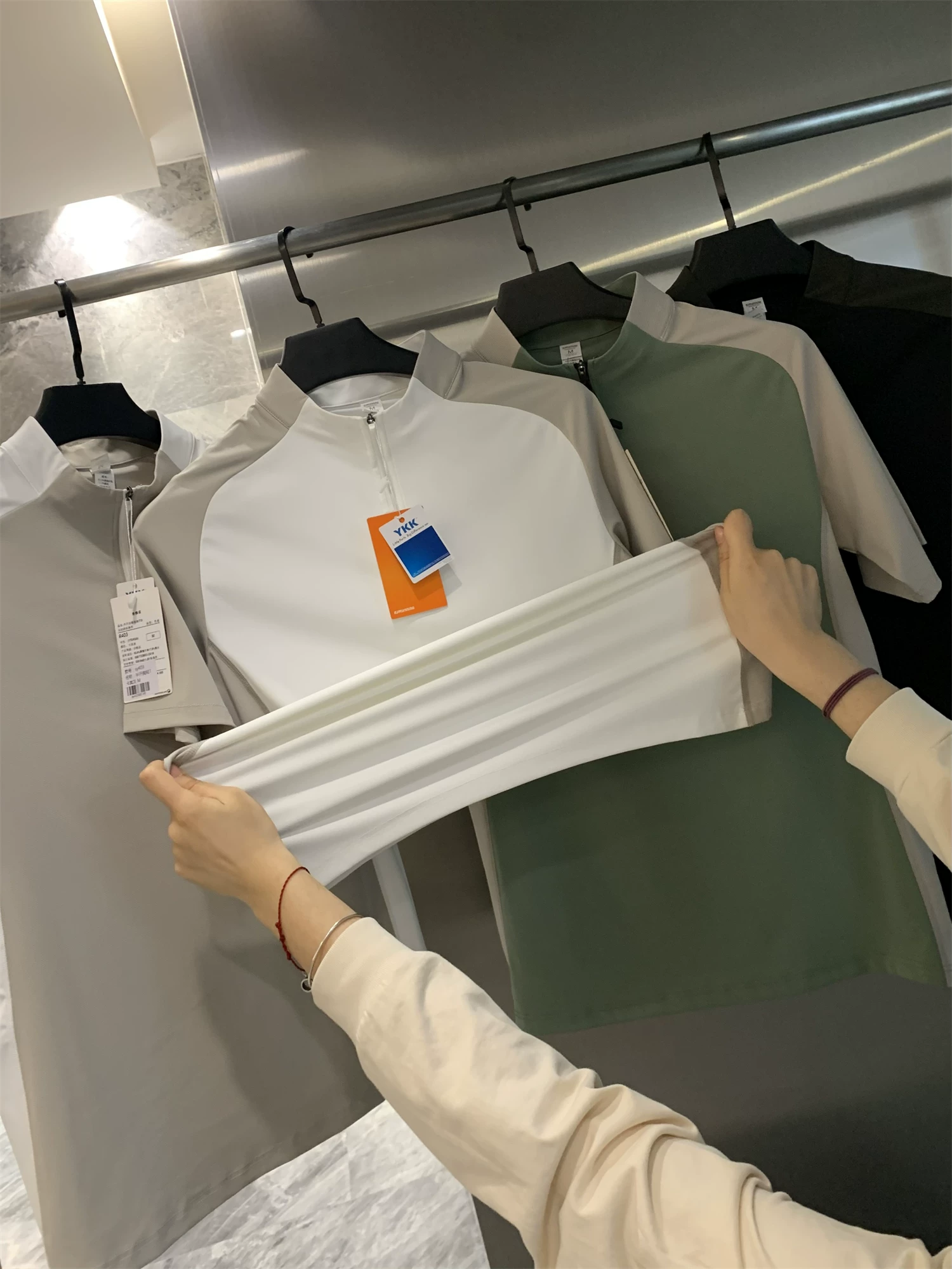 Don Quixote phối màu bắt mắt! Thoáng khí và thấm hút mồ hôi! Áo thun nam mùa hè cổ đứng nửa khóa kéo tay ngắn, chất liệu thoáng mát, thời trang.