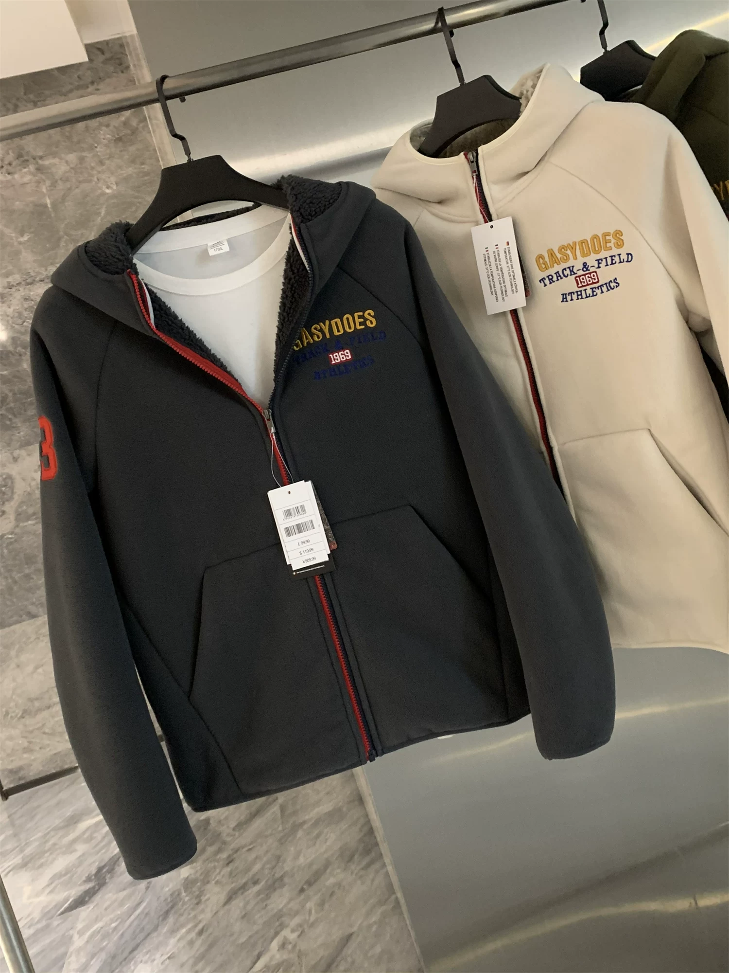 Áo khoác nỉ có mũ trùm đầu kiểu Mỹ Don Quixote! Dày dặn và lót lông! Áo khoác nỉ có mũ trùm đầu thêu tinh xảo dành cho nam.