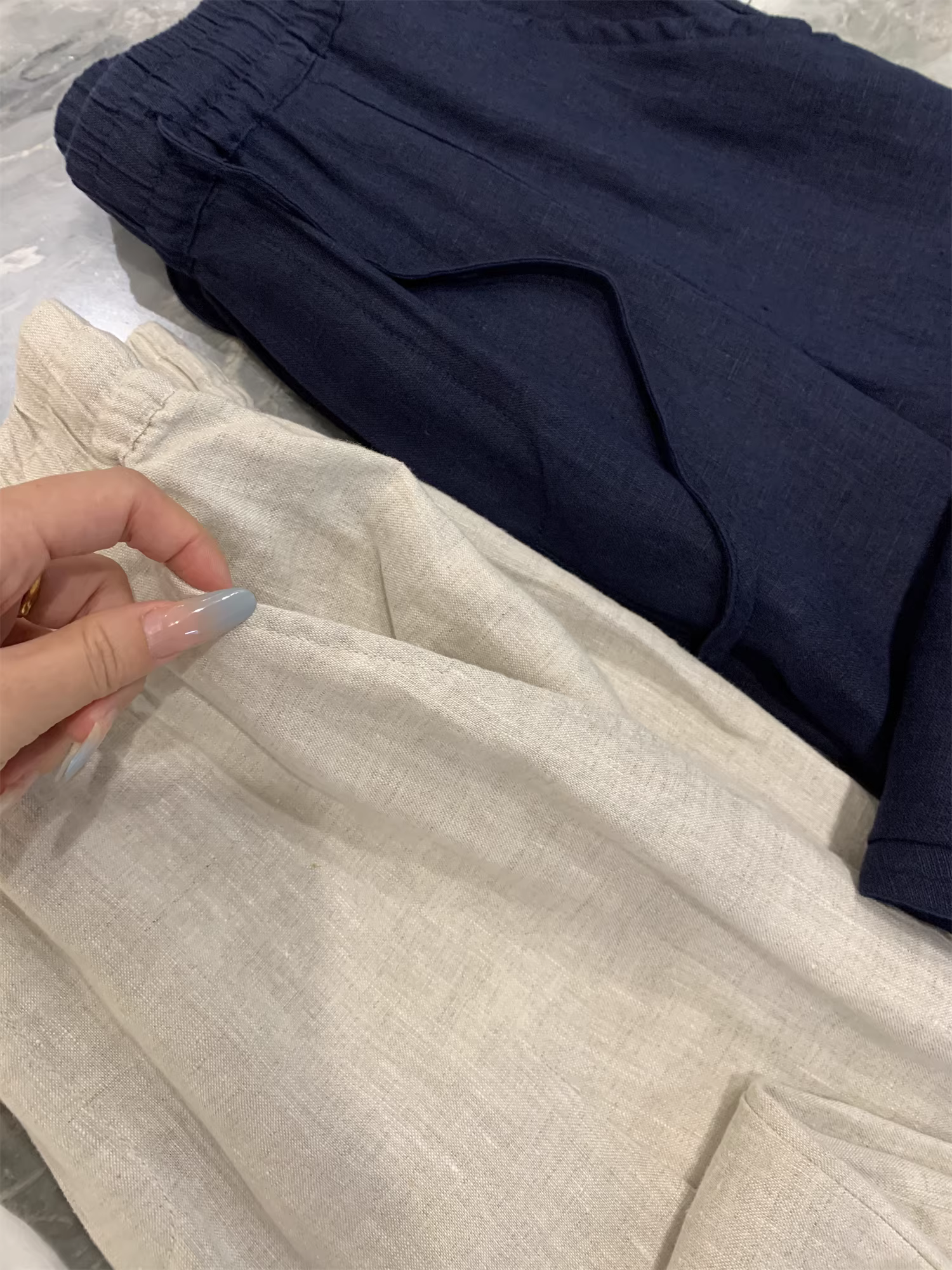 Don Quixote là loại vải lanh 100% được dệt tinh xảo! Quần nam chất liệu vải lanh mỏng, thấm hút mồ hôi, thoáng khí, lưng thun, dáng thẳng, phong cách thường ngày, hợp thời trang.