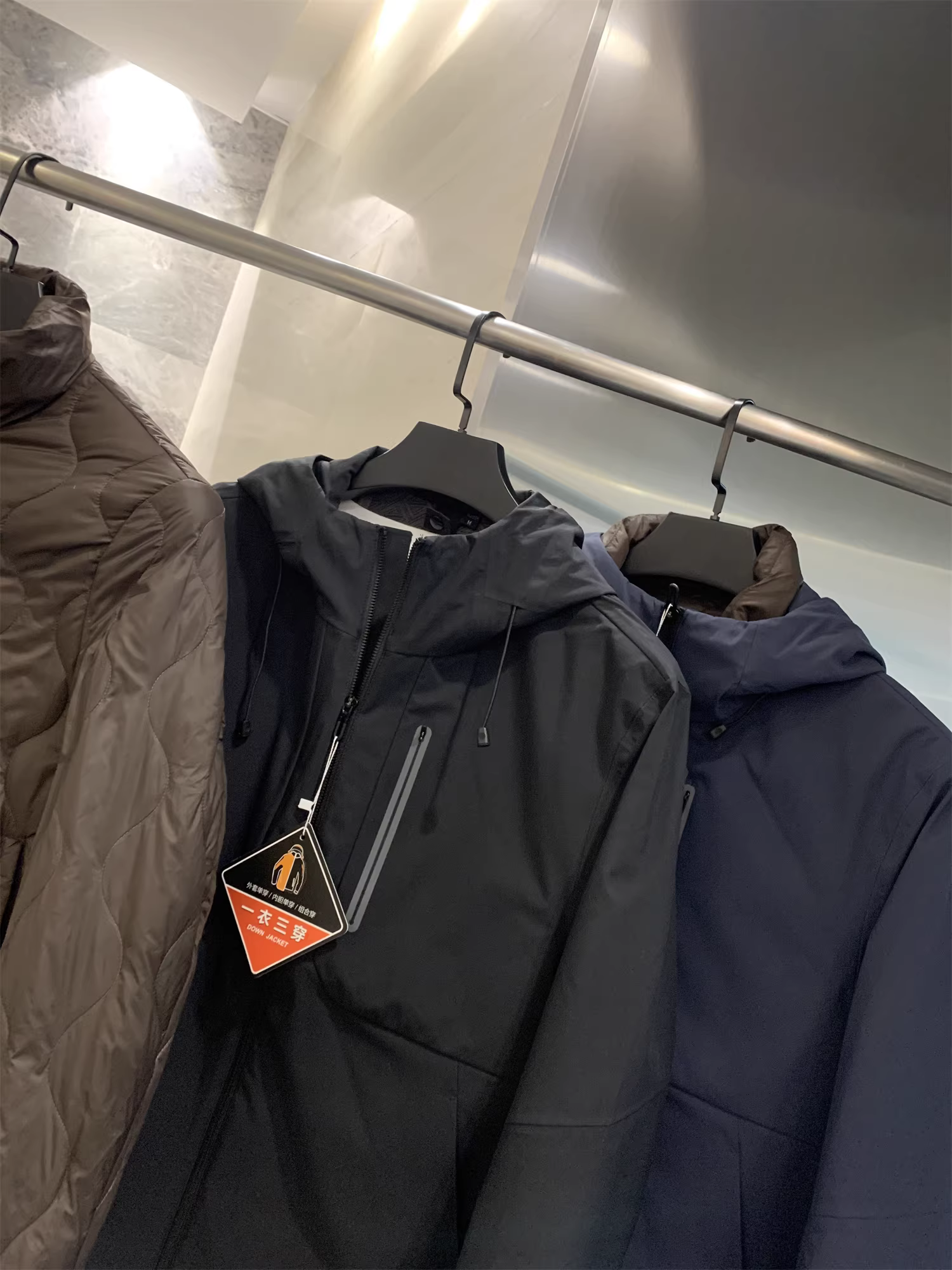 Don Quixote Gaoduan ba trong một! Áo khoác phao nam mùa đông có mũ trùm đầu có thể tháo rời, nhẹ và ấm áp, màu trắng.