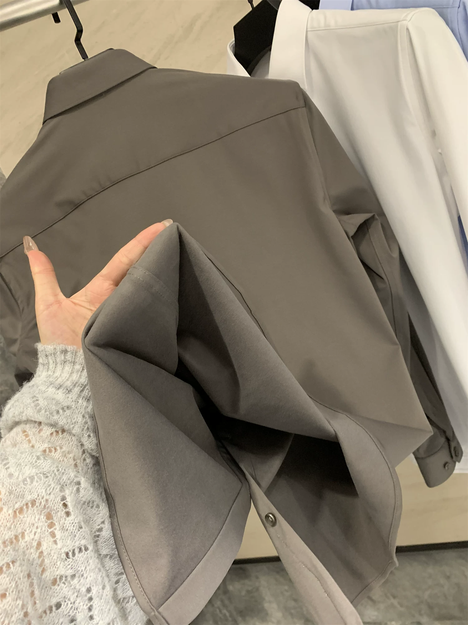 Don Quixote có khí chất thanh lịch! Áo sơ mi nam dài tay, chất liệu lót lông cừu dày dặn! Áo mùa thu đông ấm áp, kiểu dáng đơn giản, màu trơn, cổ trụ.