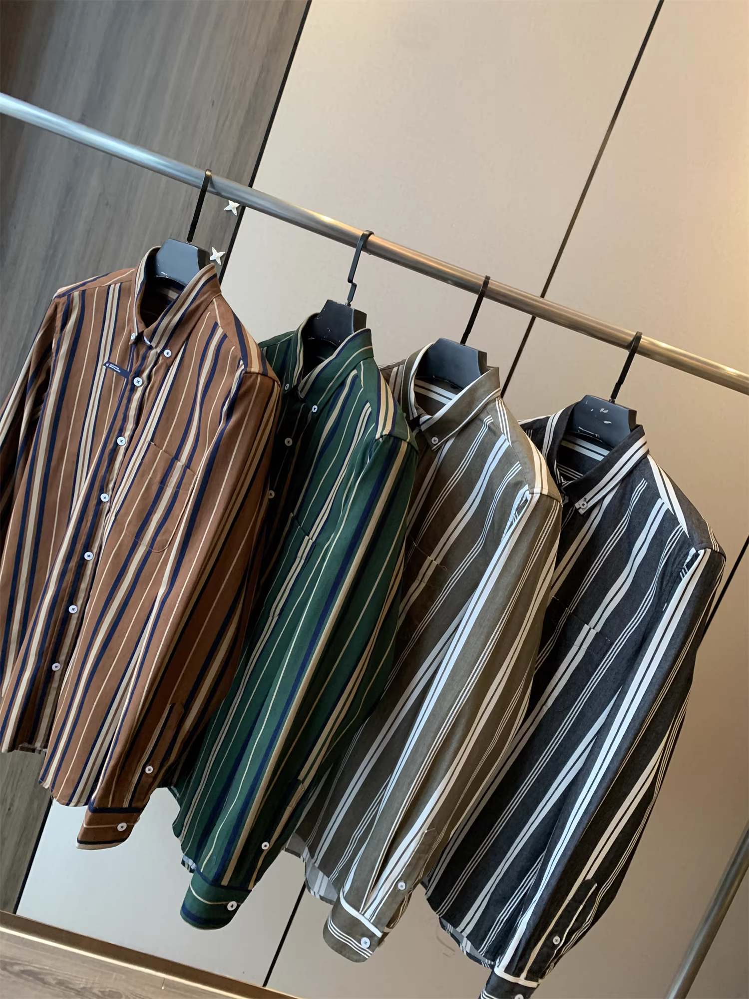 Đơn đặt hàng của công ty Don Quixote ODM! Áo sơ mi dài tay kẻ sọc cổ điển mùa xuân dành cho nam, chất liệu cotton chải mềm mại.