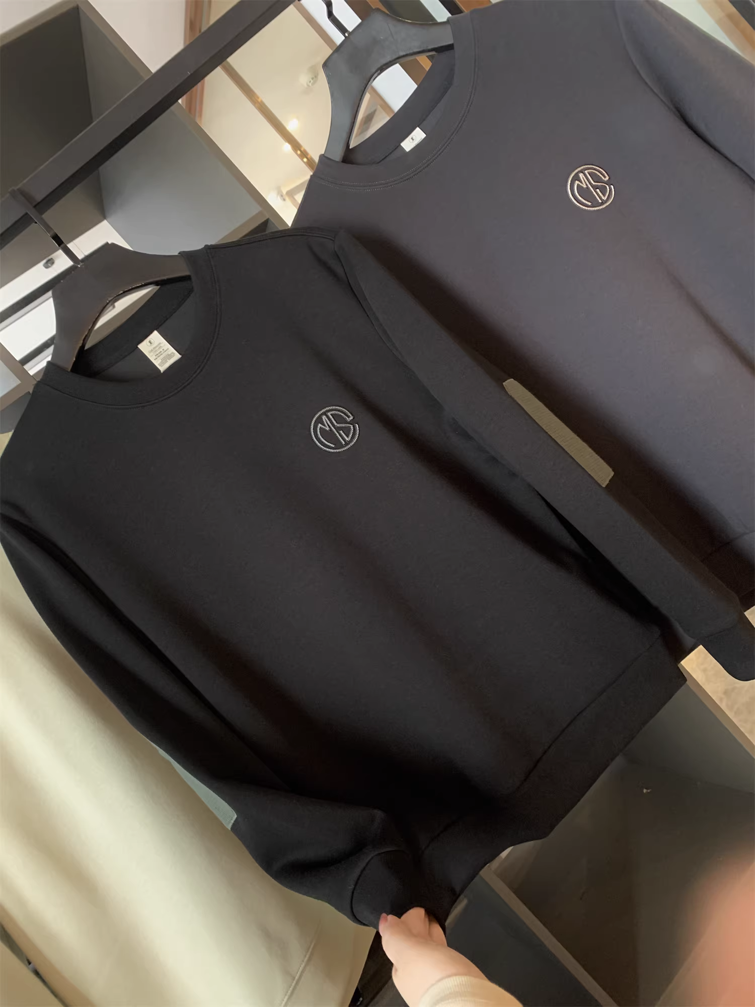 Dòng sản phẩm cao cấp Don Quixote! Thêu tinh tế! Áo nỉ nam cổ tròn đa năng, thân thiện với da, phong cách thường ngày mùa đông