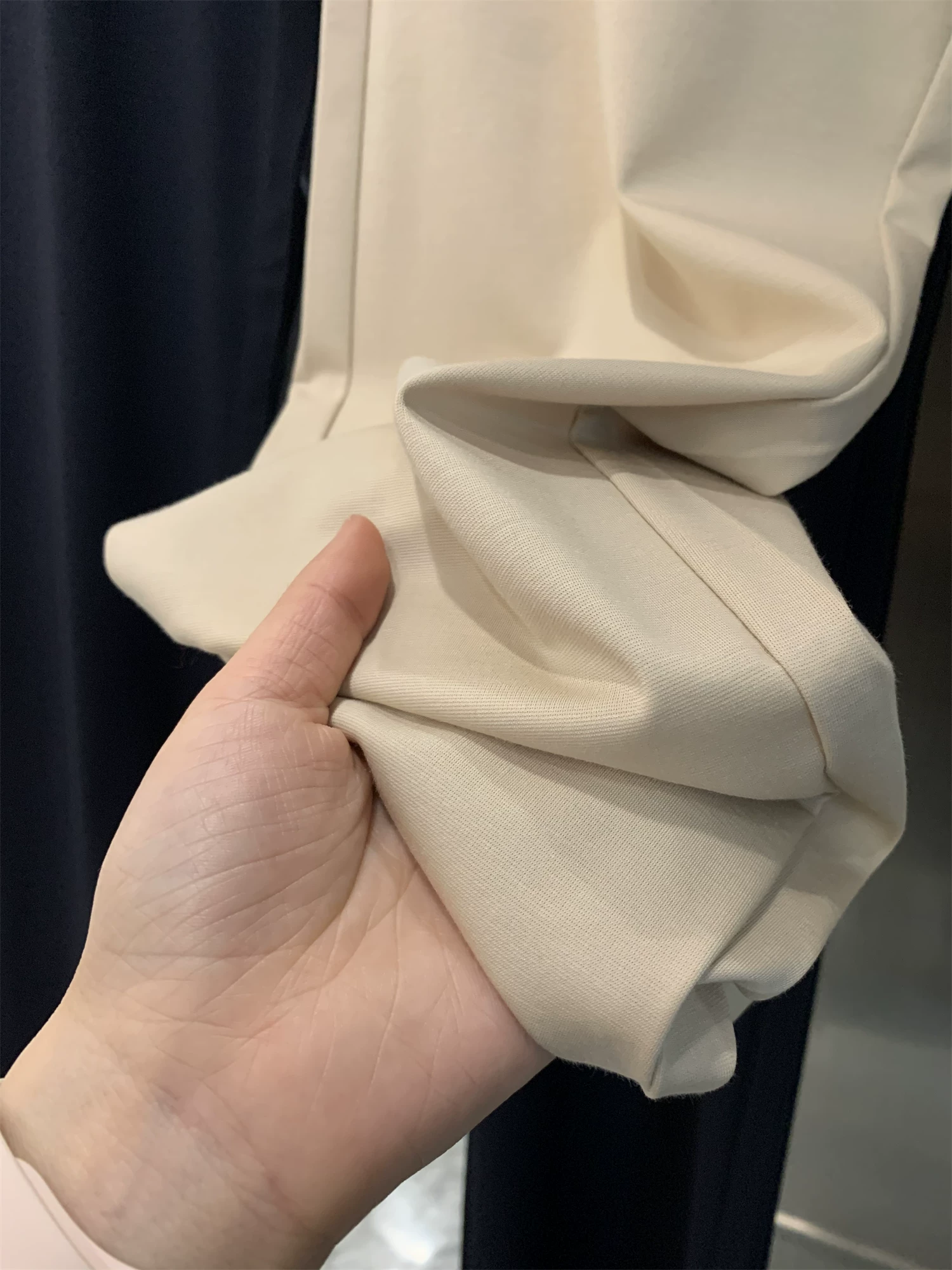 Don Quixote có ưu đãi lớn! Chất liệu vải pha lụa! Quần âu nam dáng thẳng, mềm mại, mịn màng, chất liệu mềm mại.