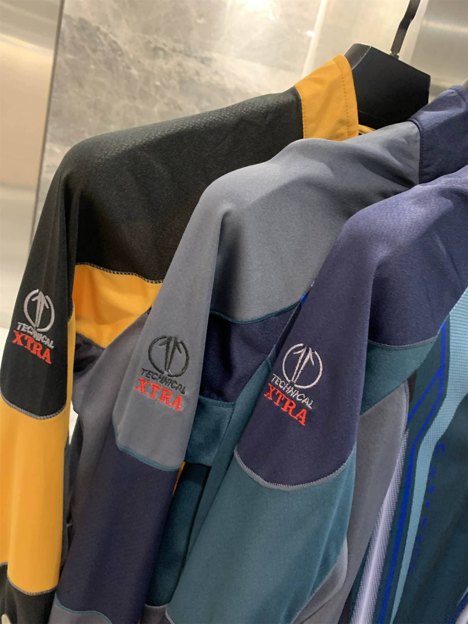 Don Quixote, hãy đến Hàn Quốc và đặt hàng! Sản phẩm tuyệt vời! Áo thể thao đạp xe nam cổ đứng nhỏ gọn, nhẹ, thoáng khí, thấm hút mồ hôi.