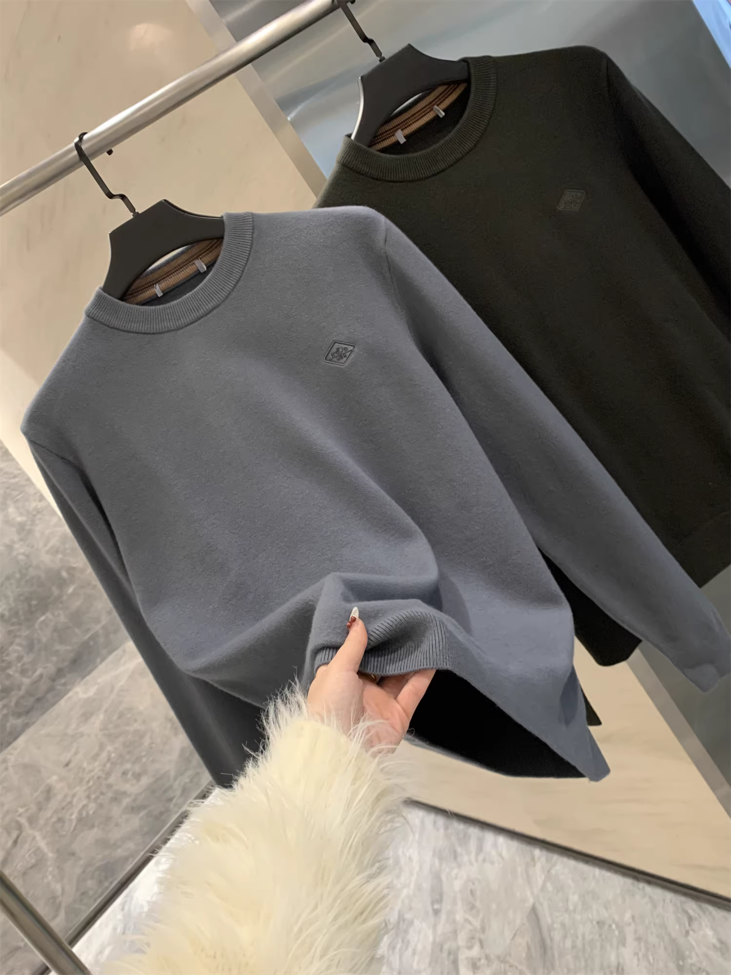 Don Quixote Modal + pha len cừu! Áo len dệt kim cổ tròn giản dị mềm mại và ấm áp dành cho nam giới vào mùa thu đông.