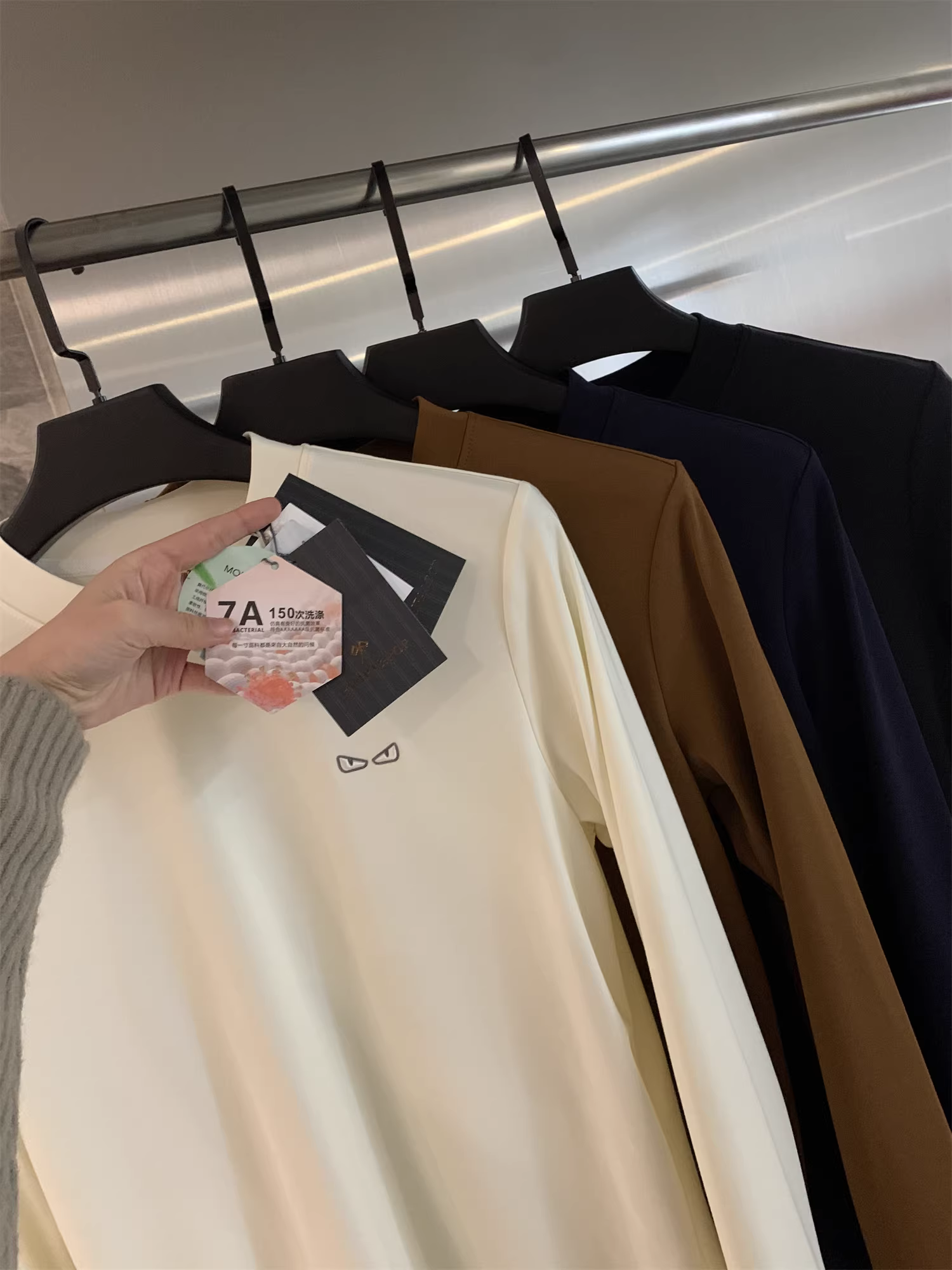 Dòng sản phẩm Don Quixote Z là một sản phẩm sang trọng! Sợi protein từ lông vũ! Áo sơ mi chất liệu cotton dài sợi, mềm mại, thân thiện với da, kiểu dáng đơn giản.