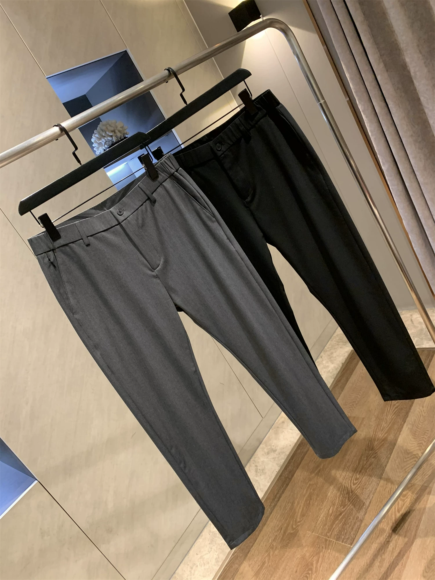 Quần âu nam chất liệu pha Lyocell Tencel Don Quixote! Quần âu nam dáng thẳng, chất liệu mềm mại, không nhăn, mặc thoải mái.