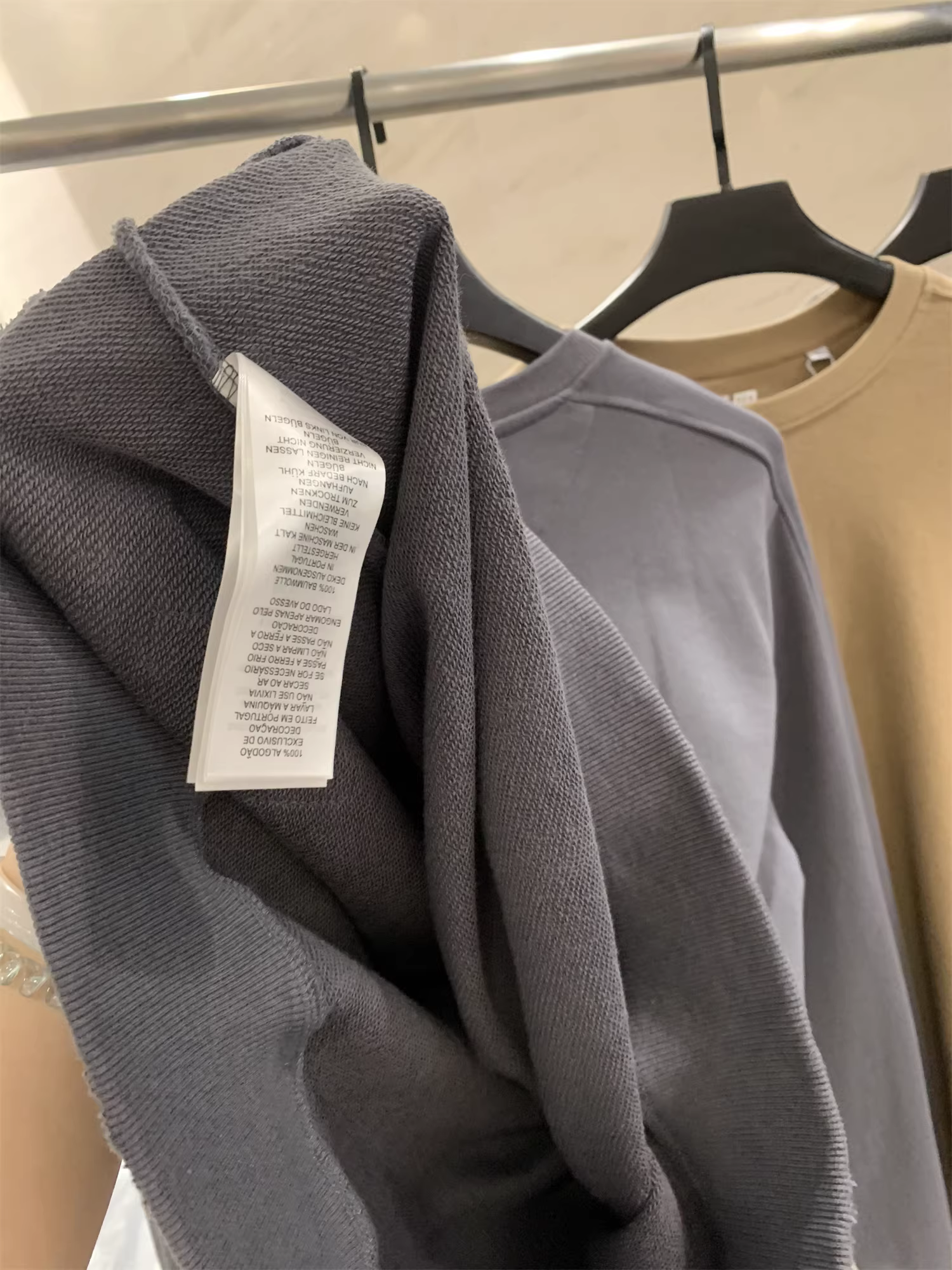 Don Quixote đang giảm giá lớn! Chất liệu vải terry cotton đã qua xử lý! Thiết kế may ba chiều, áo sweatshirt cổ tròn đa năng, phong cách thời trang.