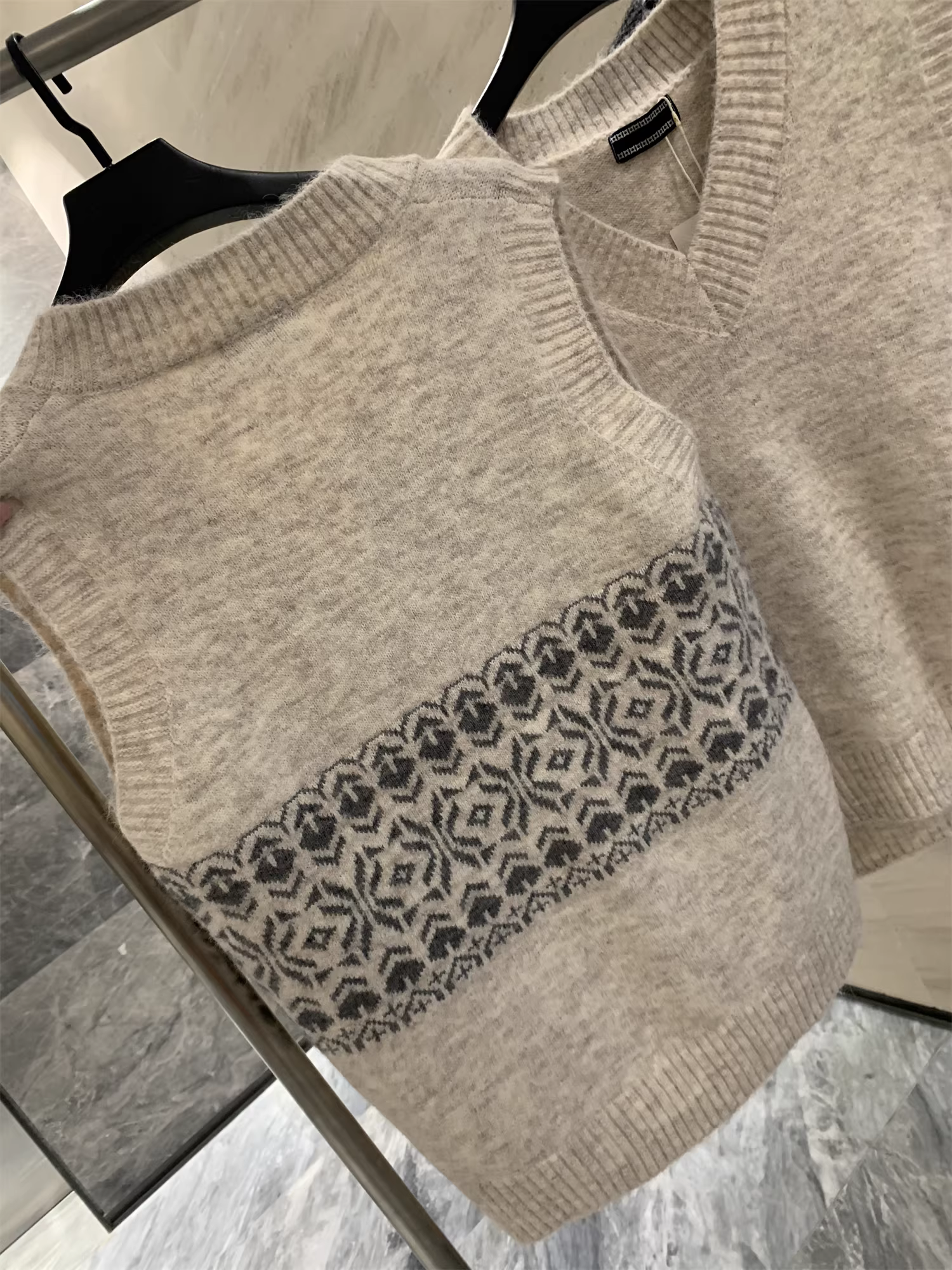 Hỗn hợp sợi cao cấp Don Quixote! Áo vest dệt kim cổ chữ V đa năng dành cho nam mùa thu đông hợp thời trang