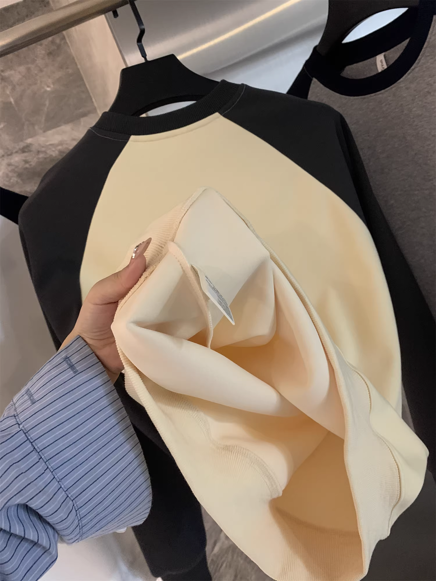 Dòng thiết kế Don Quixote! Áo len chui đầu cổ tròn tay raglan phối màu theo phong cách Mỹ dành cho nam.