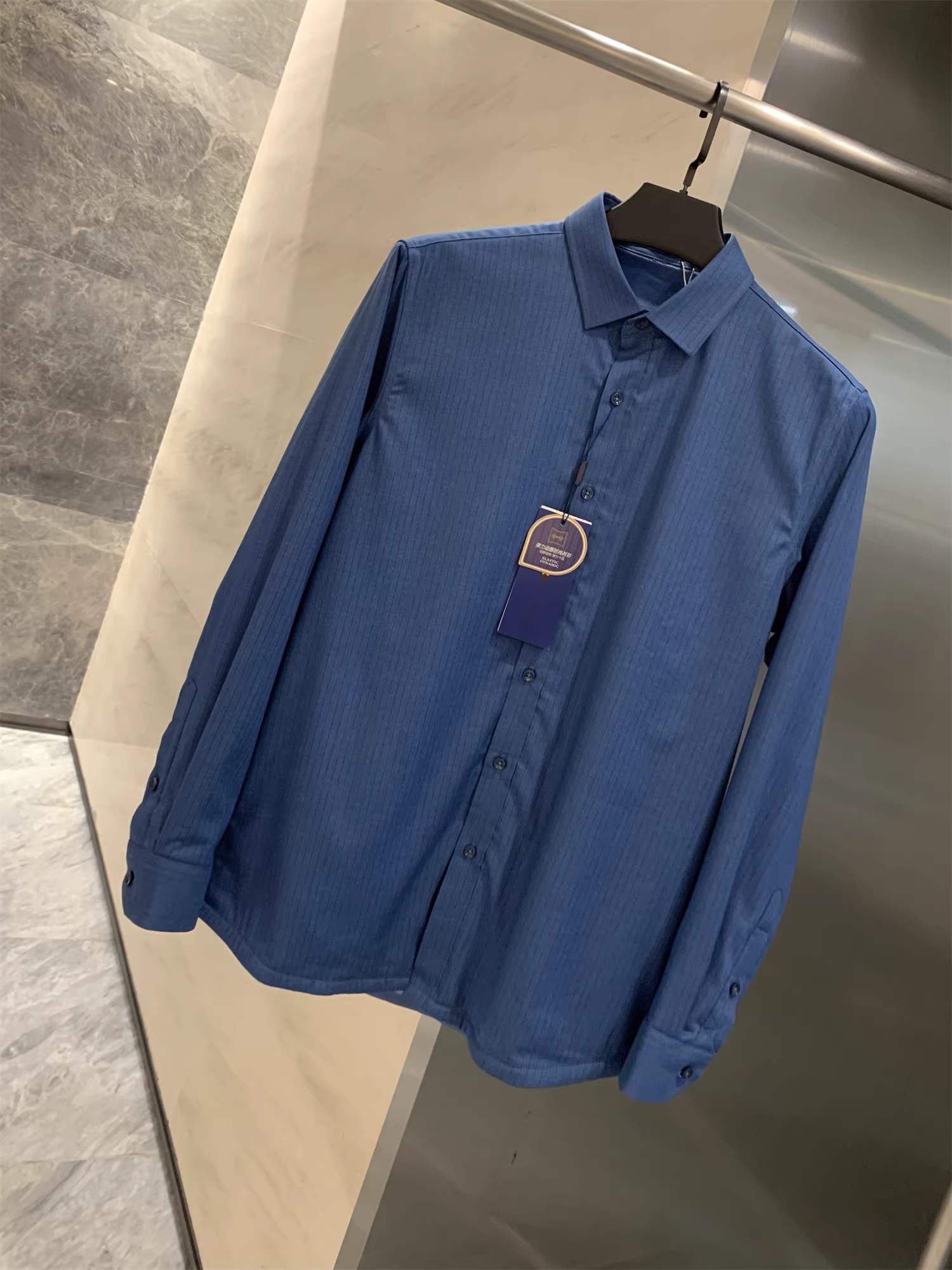 Ưu điểm của bộ sưu tập Don Quixote Mon! Họa tiết dọc tối màu! Áo sơ mi nam có cổ, lót lông cừu ấm áp mùa thu đông.