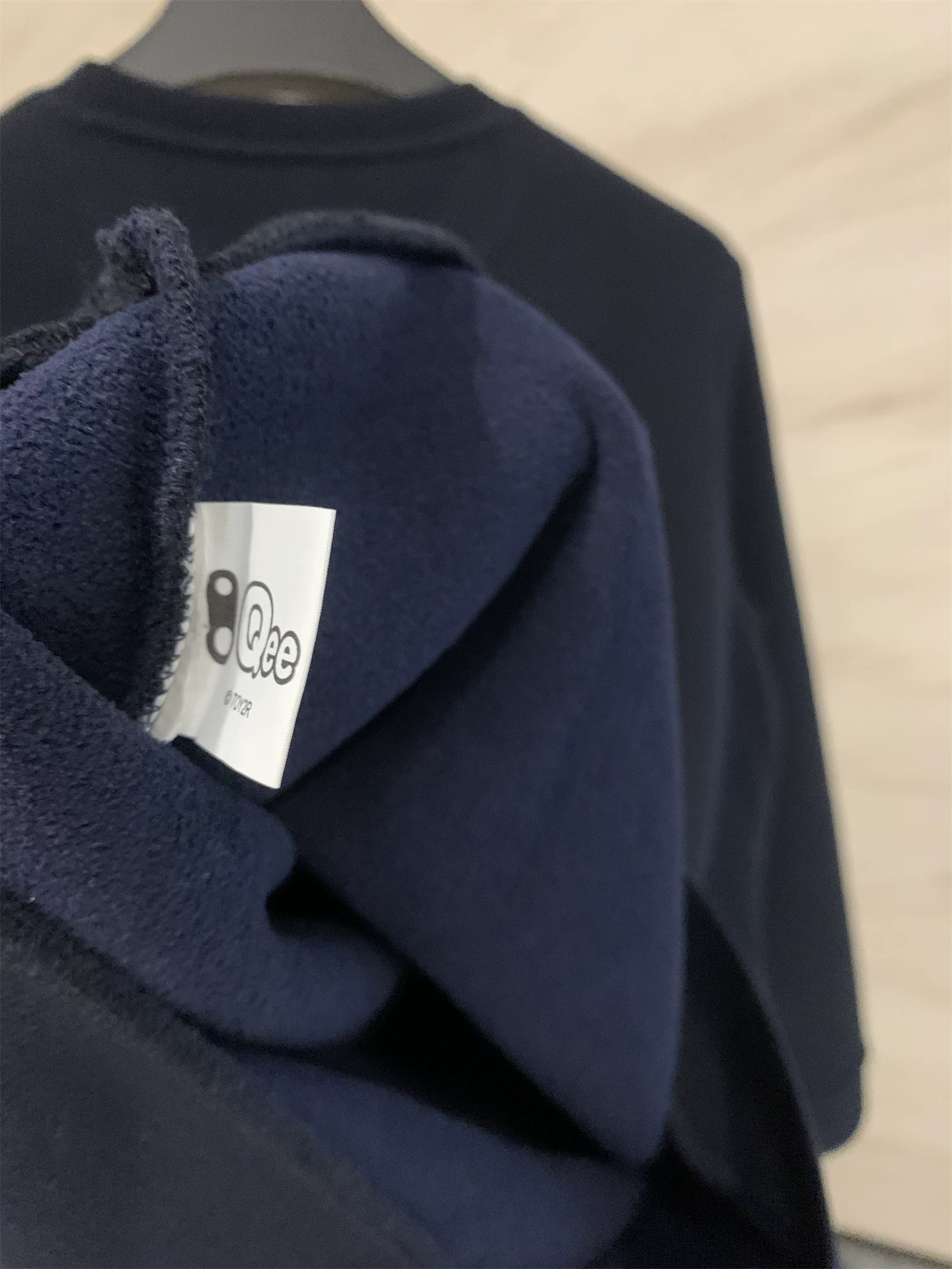 Don Quixote 278 đang trên quầy! Áo len lót lông cừu và dày dặn! Áo len dệt kim cổ tròn thêu họa tiết, đa năng, phong cách mùa thu đông.