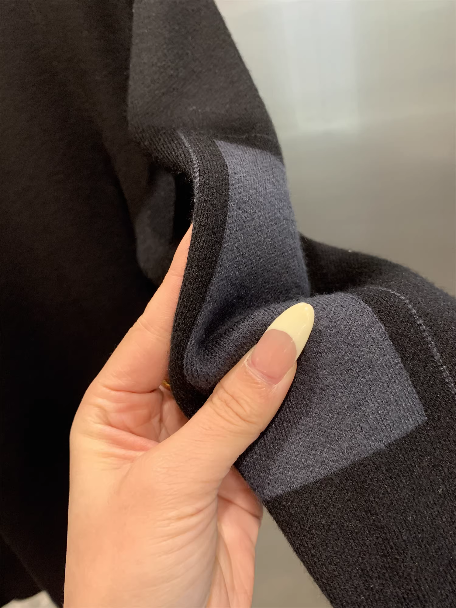 Gia đình Don Quixote! Áo len dệt kim tinh tế! Áo len nam cổ tròn phối màu giữ ấm mùa thu đông.