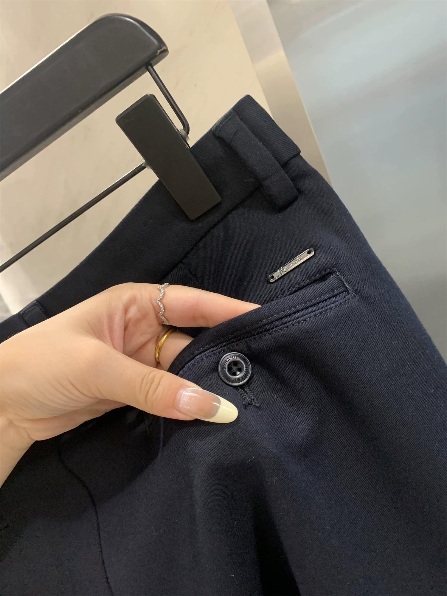 Don Quixote H series là dòng sản phẩm cổ điển! Chất liệu len pha! Quần âu thẳng dáng xuông, phong cách kinh doanh lịch sự dành cho nam, thích hợp cho mùa xuân và mùa thu.