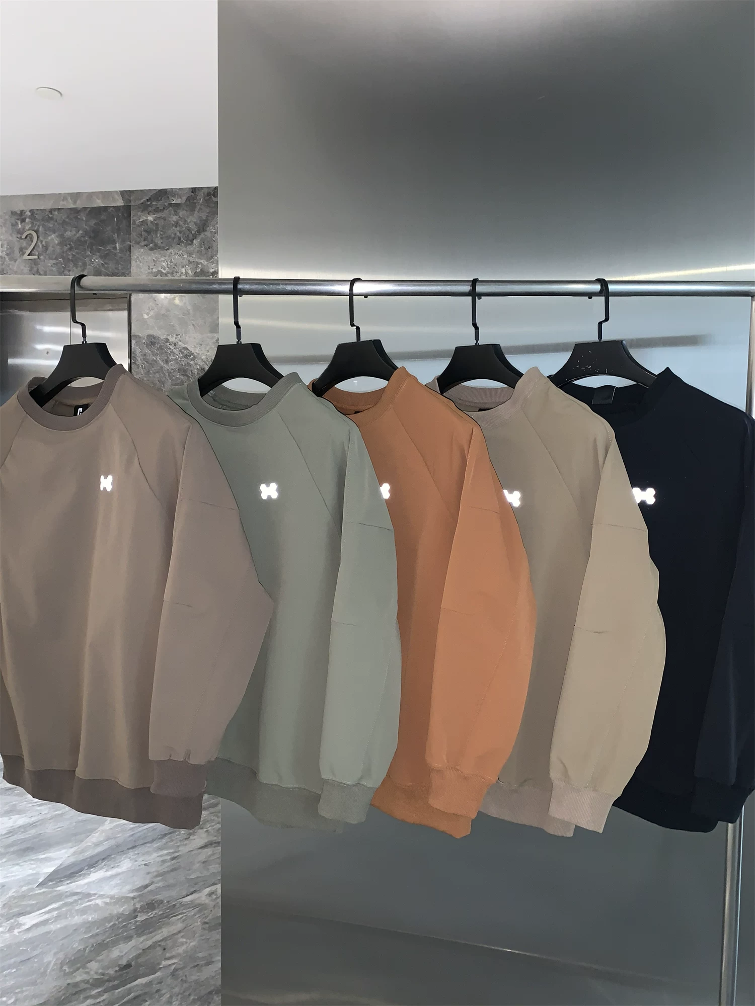 Don Quixote Phong cách đường phố Nhật Bản! Chất liệu dệt co giãn tiện dụng! Áo nỉ cổ tròn nam mùa thu kiểu dáng thời trang