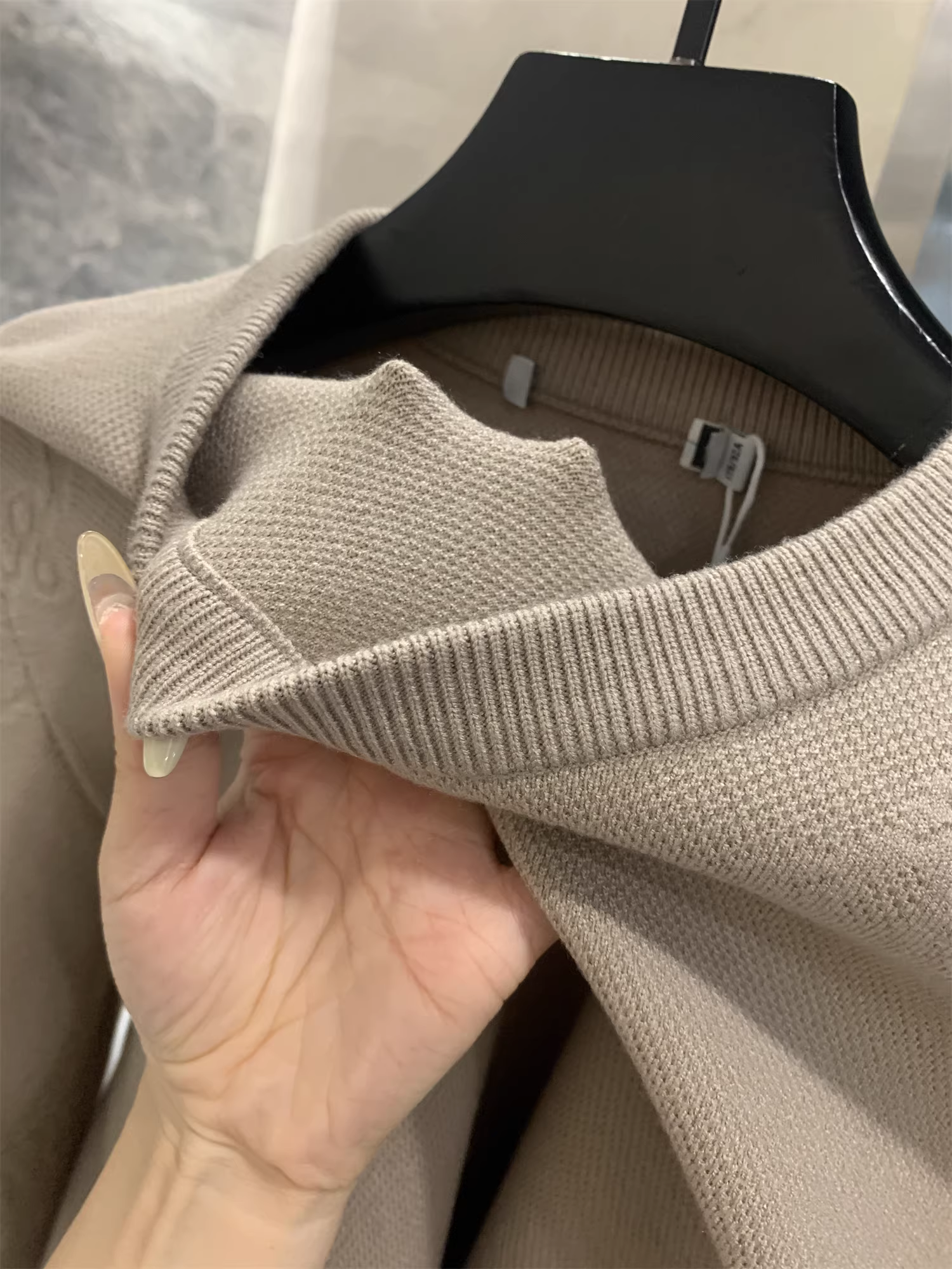 Don Quixote: Giá trị vượt trội so với tiền bạc! Quý ông thanh lịch! Áo len dệt kim mềm mại và thoáng khí, được làm từ sợi core-spun dệt thủ công dành cho nam giới.