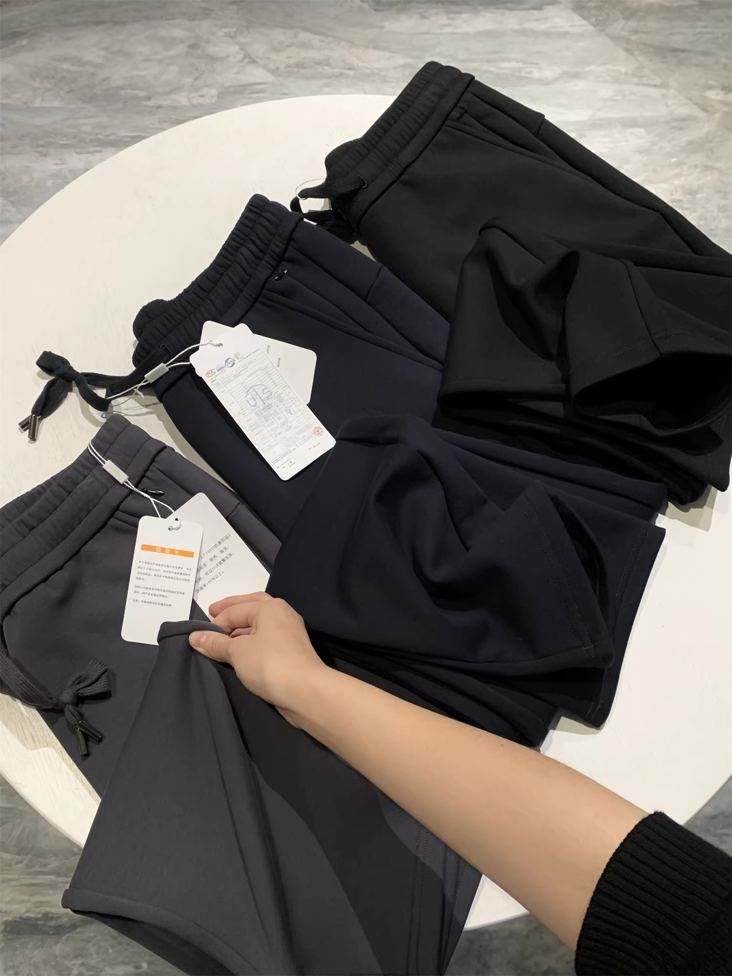 Don Quixote rất đơn giản và đa năng! Quần âu nam ống đứng màu trơn, chất liệu dày dặn, mềm mại, thân thiện với da, thích hợp cho mùa thu đông.