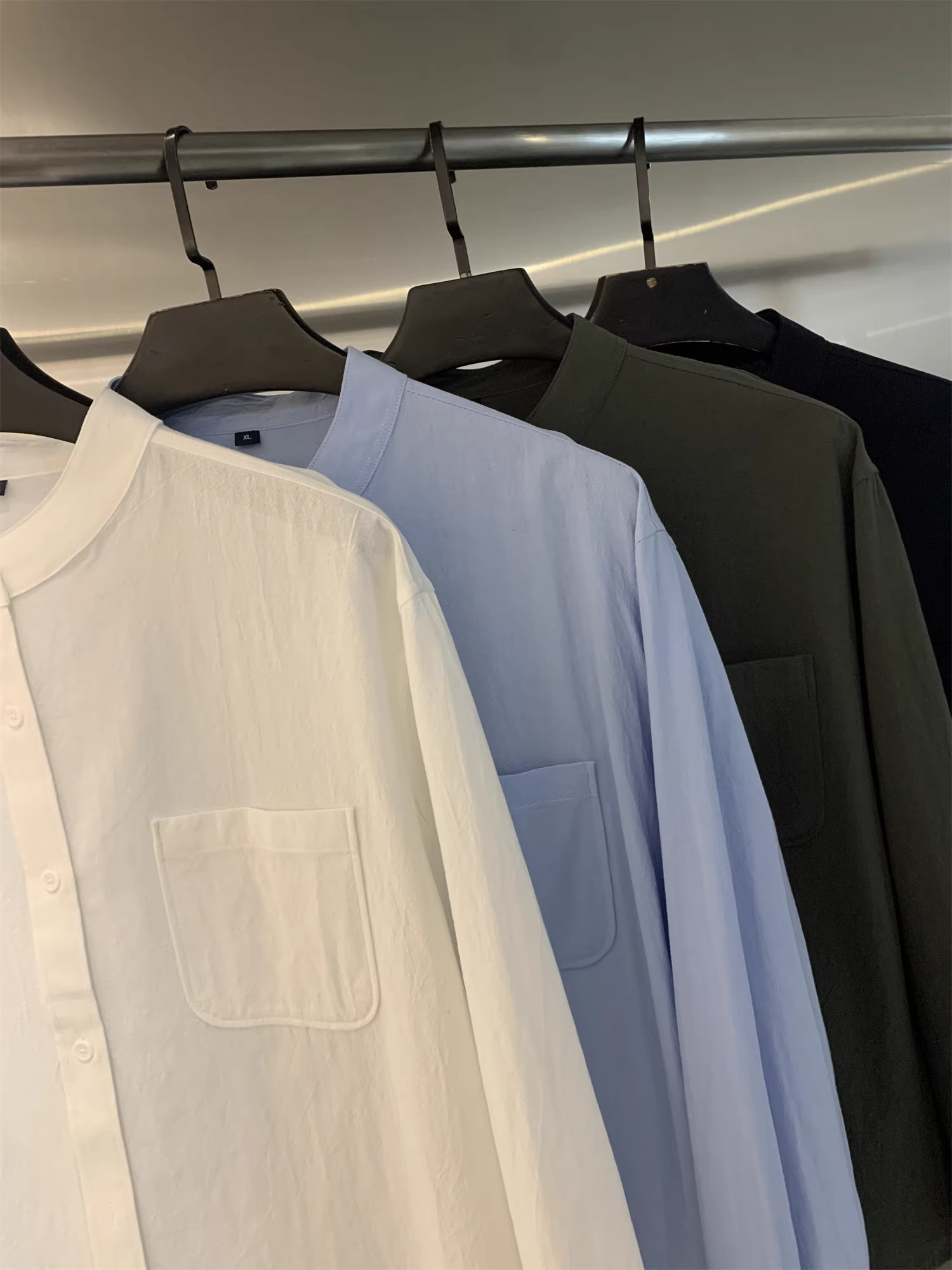 Don Quixote 100% cotton! Rất được khuyến khích! Áo sơ mi dài tay cổ Henry kiểu dáng mỏng dành cho cặp đôi mùa xuân hè rất hợp thời trang.