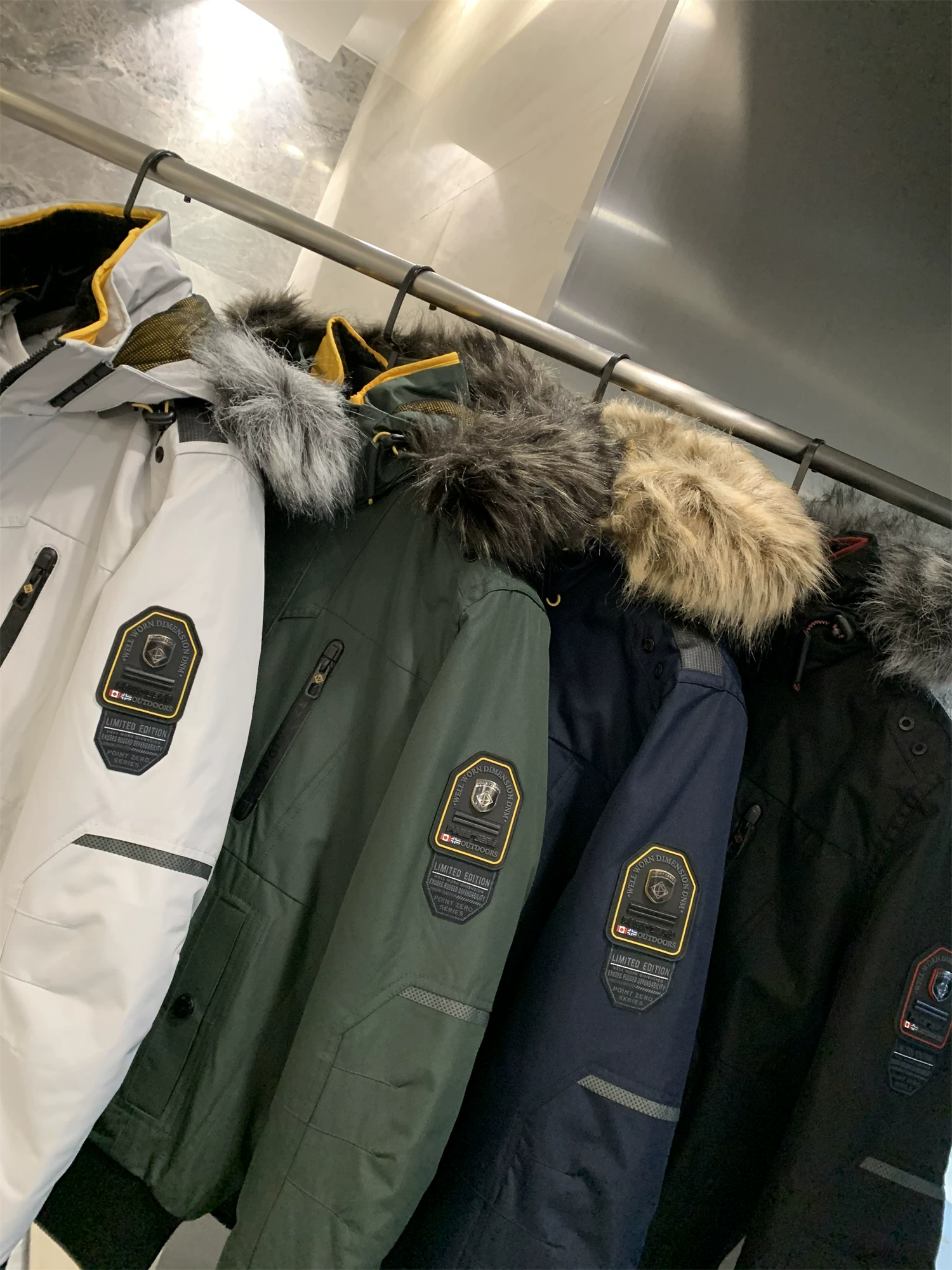 Don Quixote đến Canada! Hàng chất lượng cao cấp! Áo khoác nam chống gió, chống lạnh, lót bông ấm áp, kiểu dáng hiện đại.