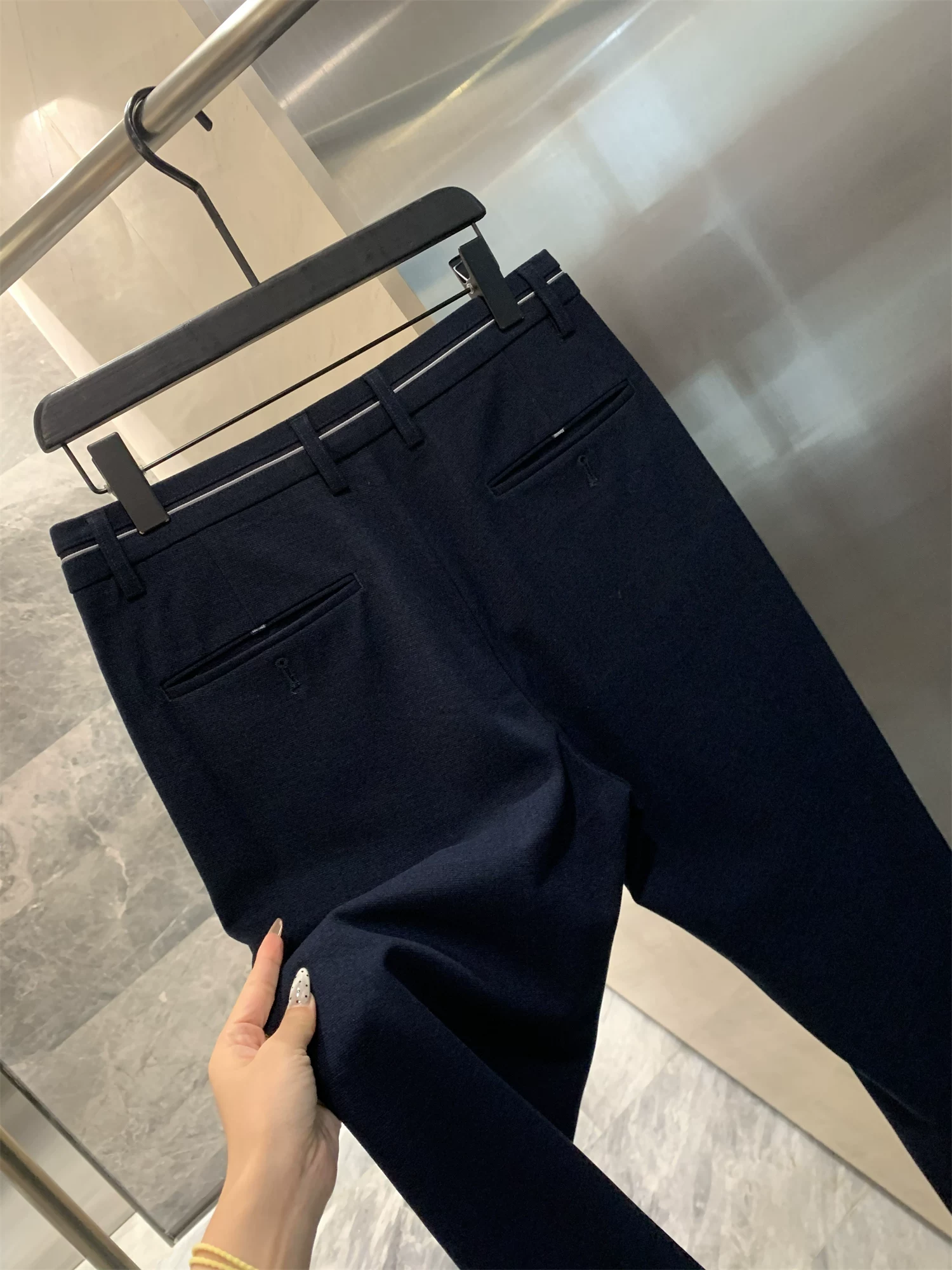 Don Quixote Haijia! Rất phong cách và ngầu! Quần âu thẳng ống đứng dày dặn và ấm áp dành cho nam giới trong mùa xuân, mùa thu và mùa đông.