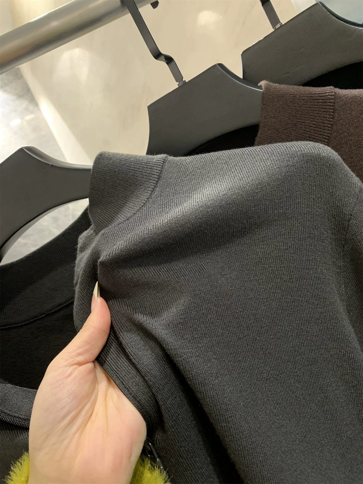 Don Quixote, phong cách sang trọng nhẹ nhàng và thoải mái! Áo len dệt kim nửa khóa kéo giữ ấm mùa xuân, thu và đông.