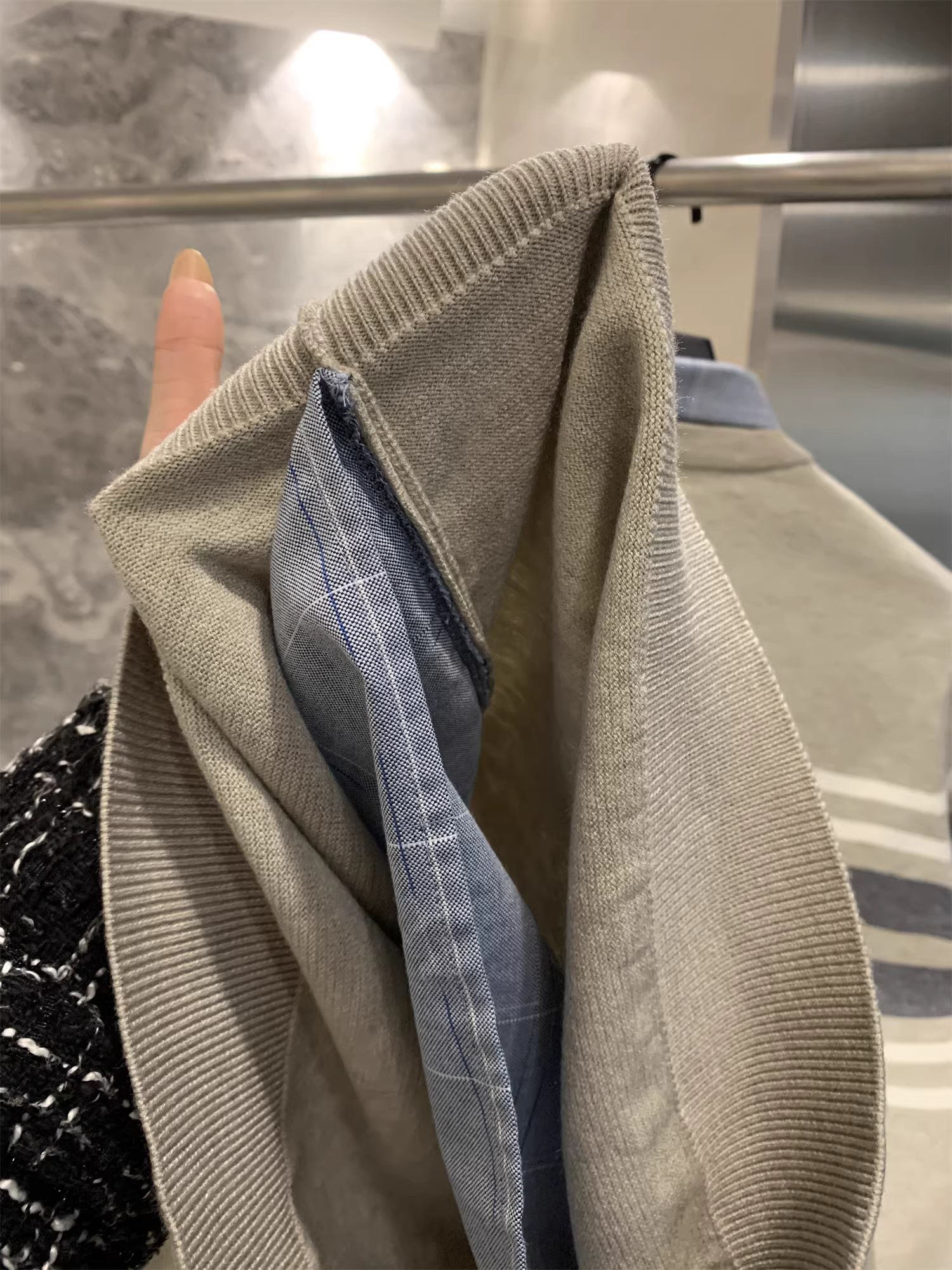 Don Quixote H là dòng sản phẩm giả hai mảnh! Sọc chia màu! Xu hướng áo len dệt kim có cổ áo sơ mi nam mùa thu đông.