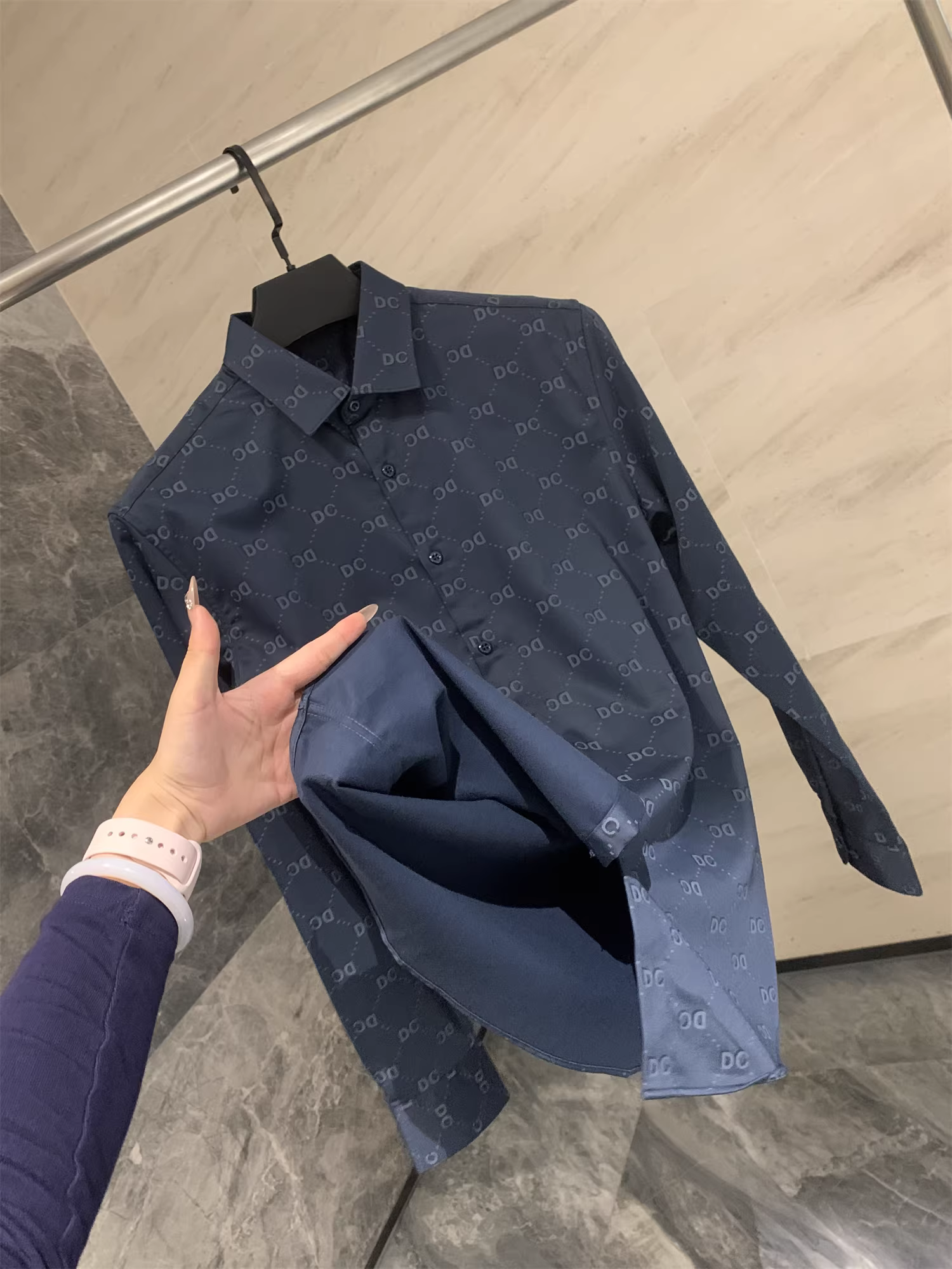 Don Quixote, hàng chất lượng tuyệt vời! Đang trưng bày với giá 298! Áo sơ mi dài tay kiểu dáng công sở thanh lịch và mềm mại dành cho nam.