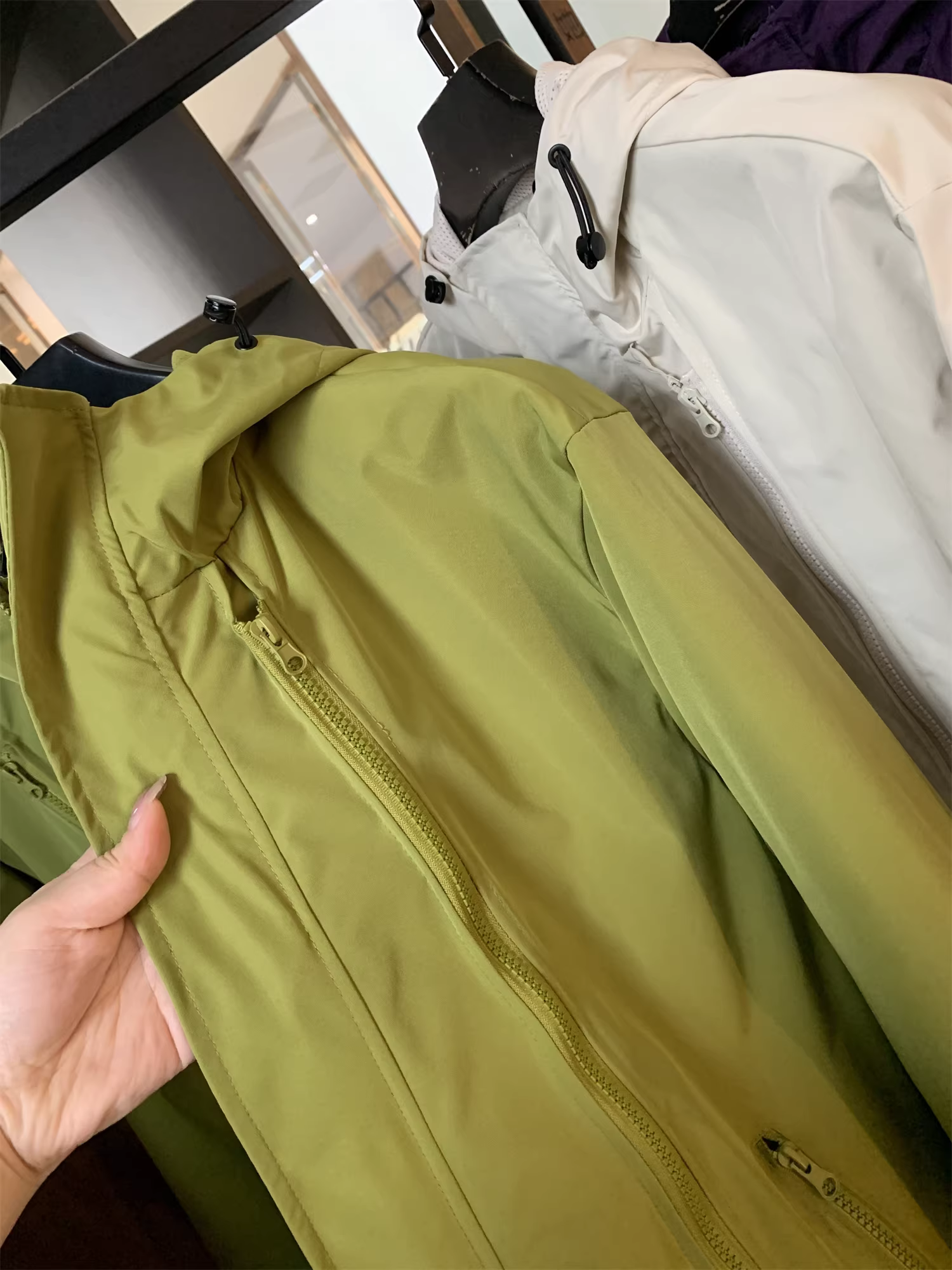 Don Quixote chuyên về sản phẩm tiết kiệm chi phí! Áo khoác có mũ trùm đầu, kiểu dáng đa năng, màu trơn, chống gió và chống thấm nước, kiểu dáng hiện đại.