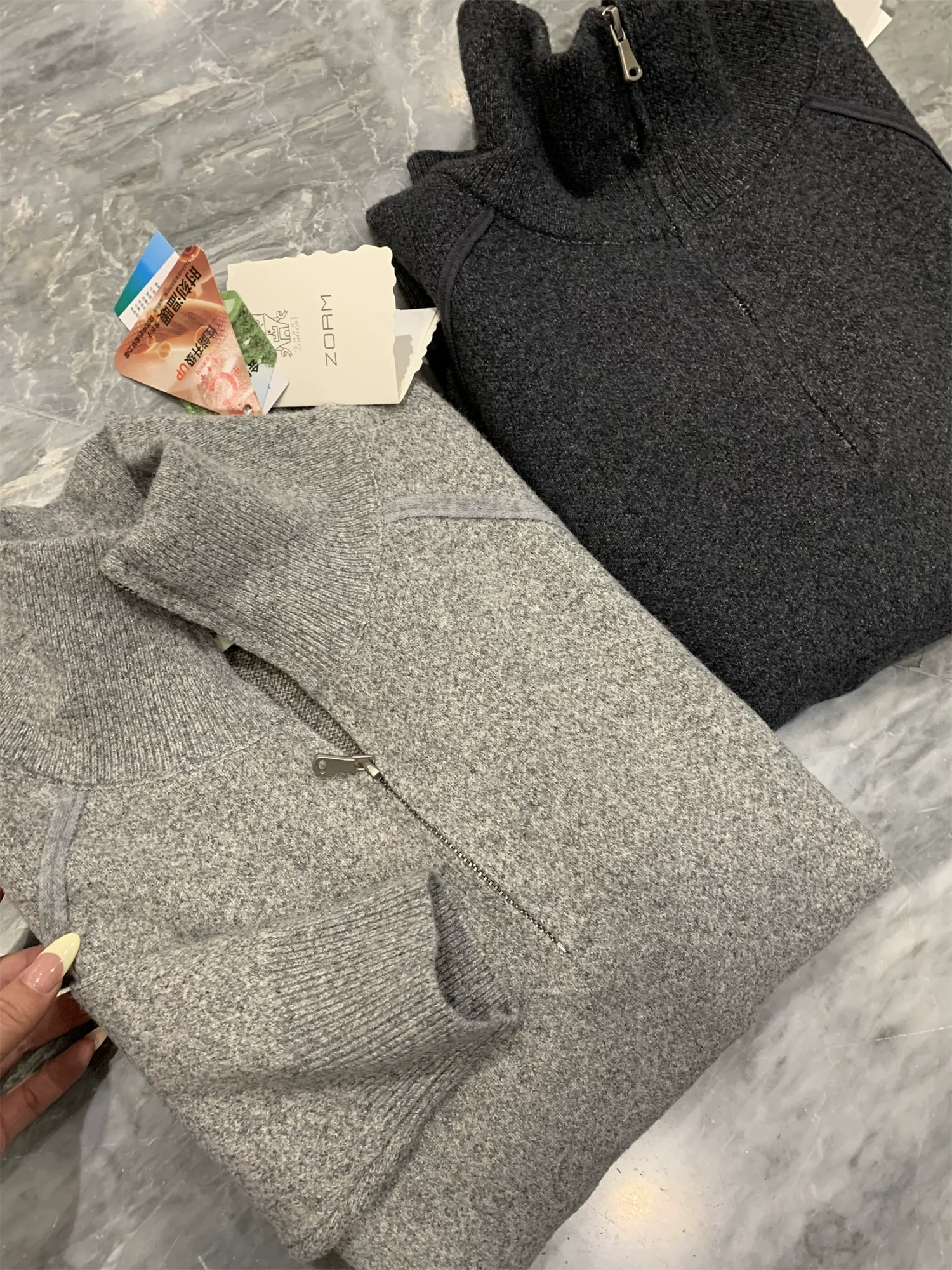 Áo len nam cao cấp phong cách Don Quixote cổ điển! Mềm mại và tinh tế! Áo len dệt kim cổ đứng nửa khóa kéo mùa thu đông.