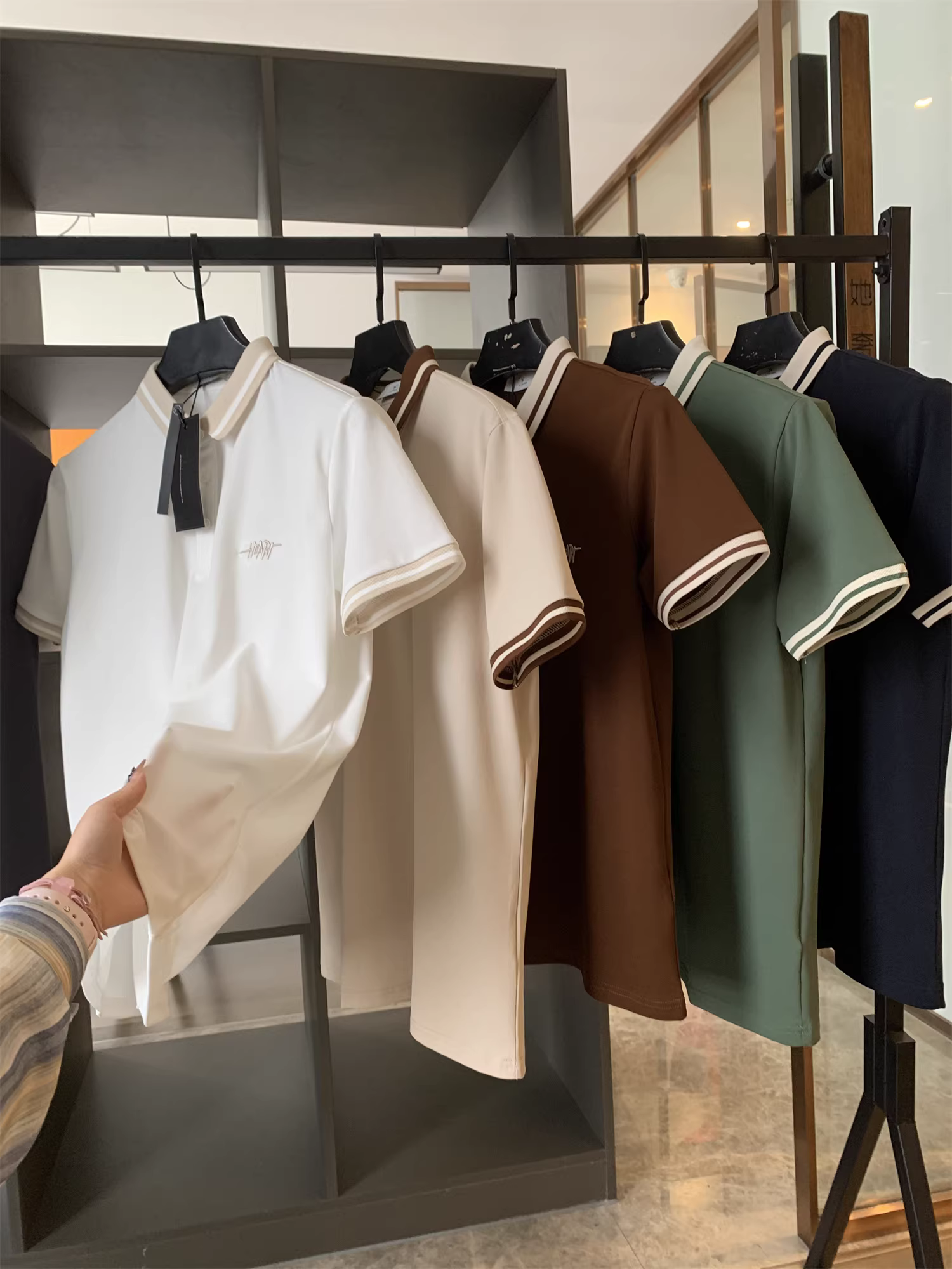 Áo Polo nam tay ngắn phối màu phong cách business casual, chất liệu cotton lưới Pique, thêu chữ tinh tế theo phong cách Don Quixote.