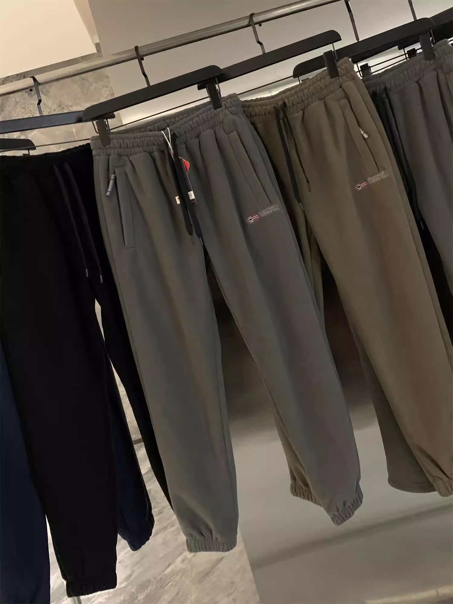 Don Quixote, hãy đến với phong cách Bắc Âu! Một đôi dành cho mùa đông! Quần thể thao ống đứng/cạp bo dày dặn, lót lông cừu hai mặt, mặc được cả mùa thu và mùa đông.