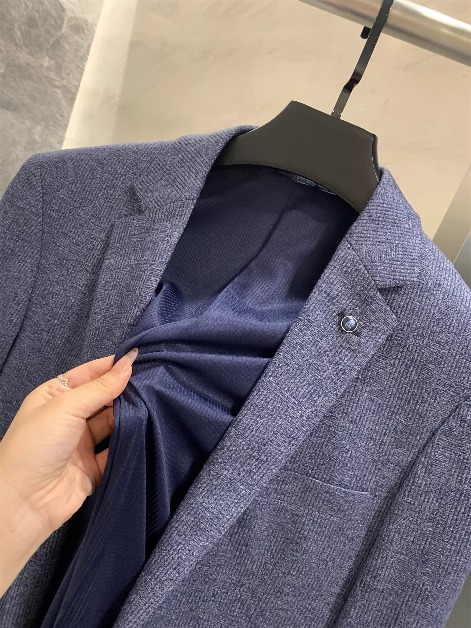Áo blazer nam Don Quixote H series giá cực tốt! Giá tại cửa hàng chỉ 498! Áo blazer chất liệu jacquard màu trơn, kiểu dáng đa năng, lịch sự nhưng vẫn năng động.