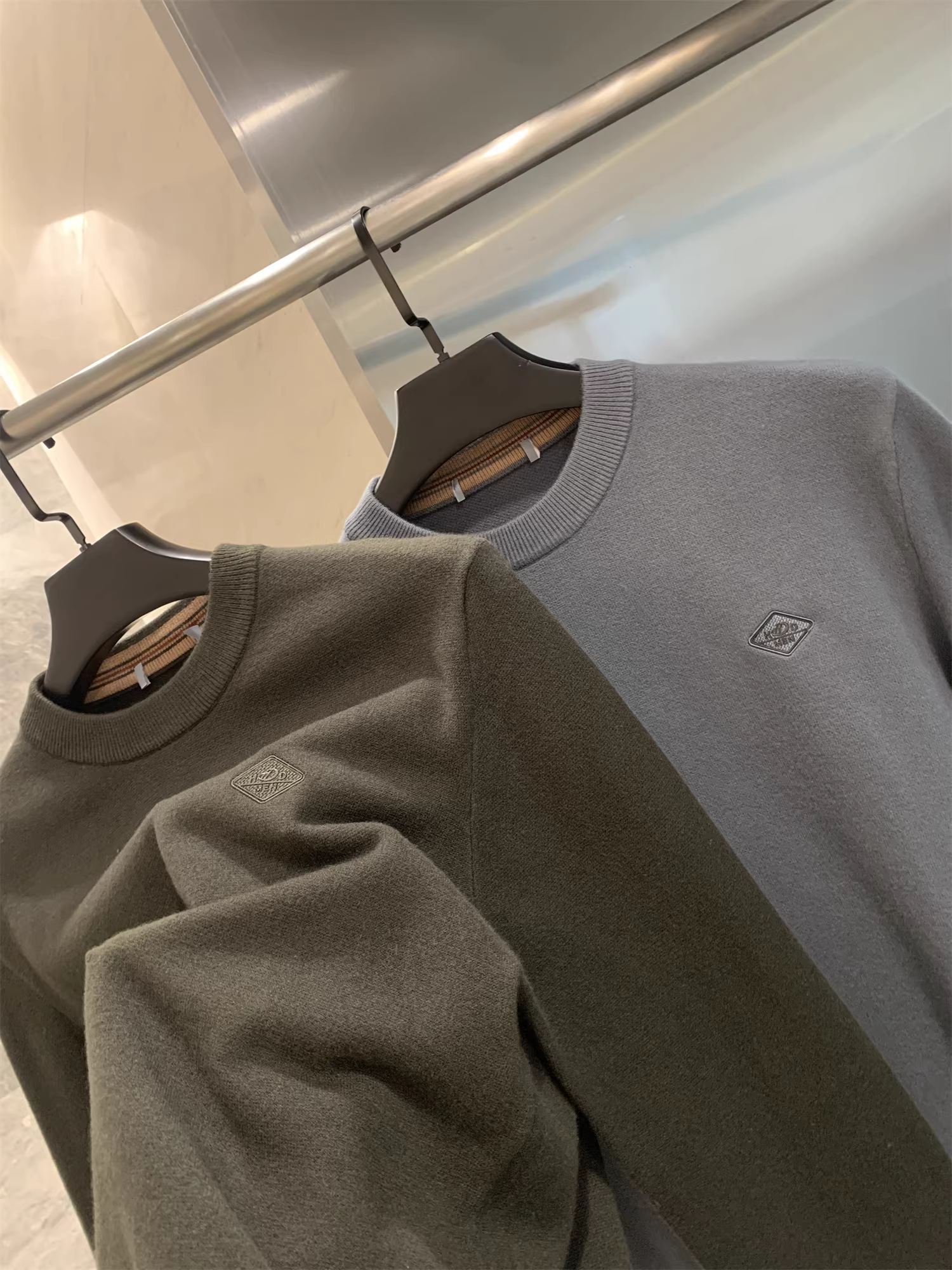 Don Quixote Modal + pha len cừu! Áo len dệt kim cổ tròn giản dị mềm mại và ấm áp dành cho nam giới vào mùa thu đông.