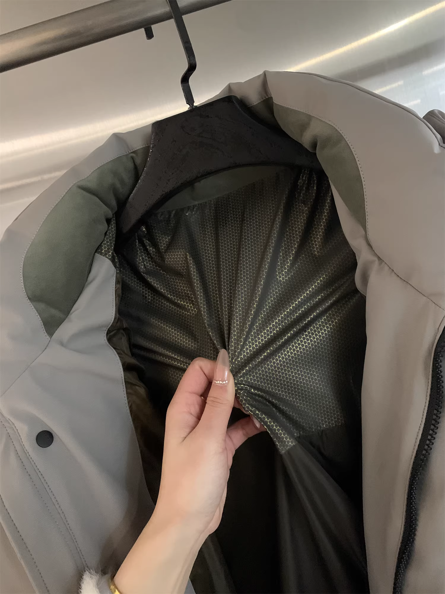 Don Quixote! Cực nặng! 90% lông vũ trắng! Lớp phủ + may chần, ngăn riêng để nhồi, áo khoác lông vũ có mũ trùm đầu dài trung bình, hợp thời trang.