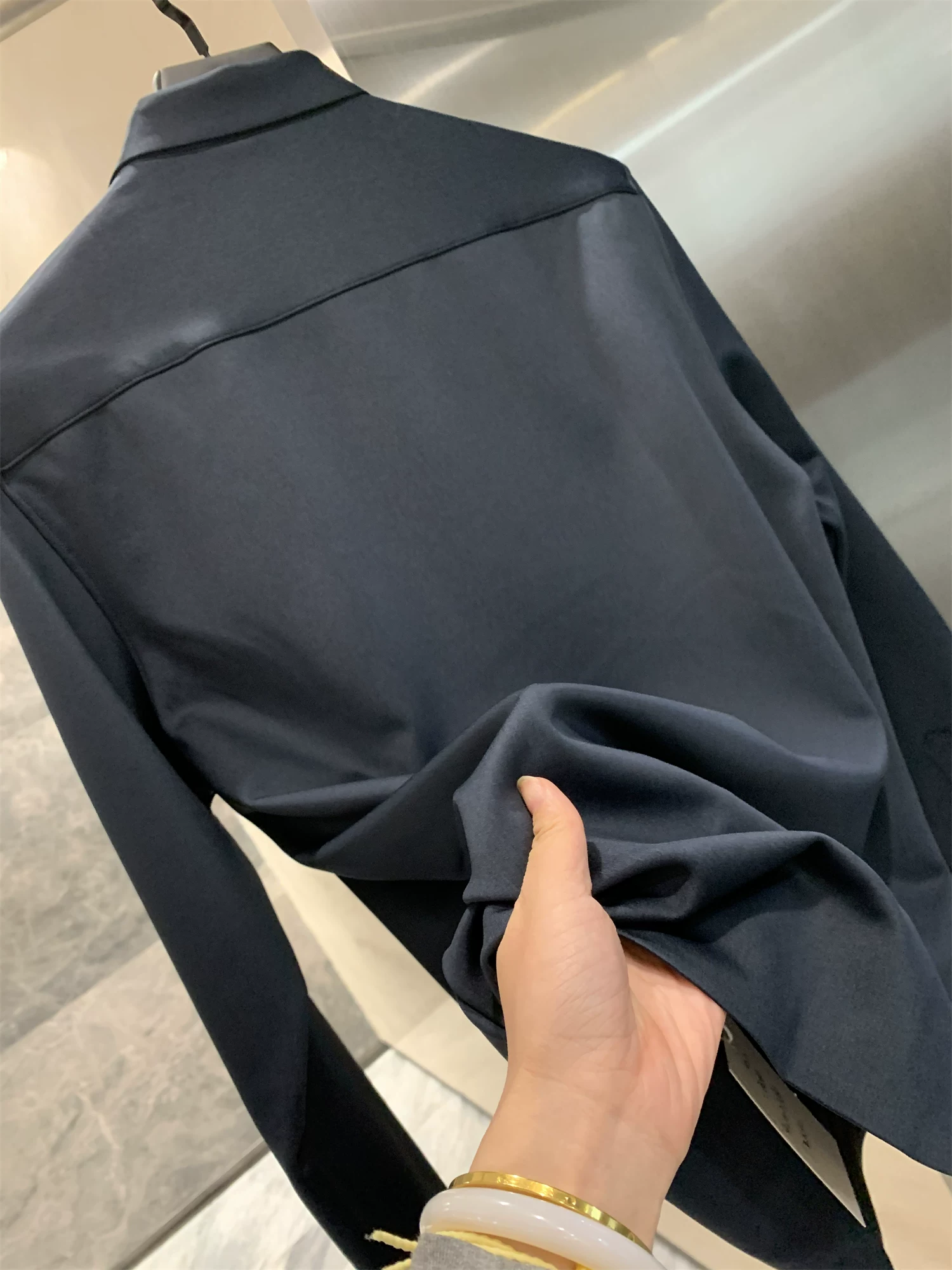 Công nghệ dán liền mạch Don Quixote! Áo sơ mi nam mùa thu đông màu trơn, chất liệu nỉ lót lông, ấm áp, phong cách thường ngày.