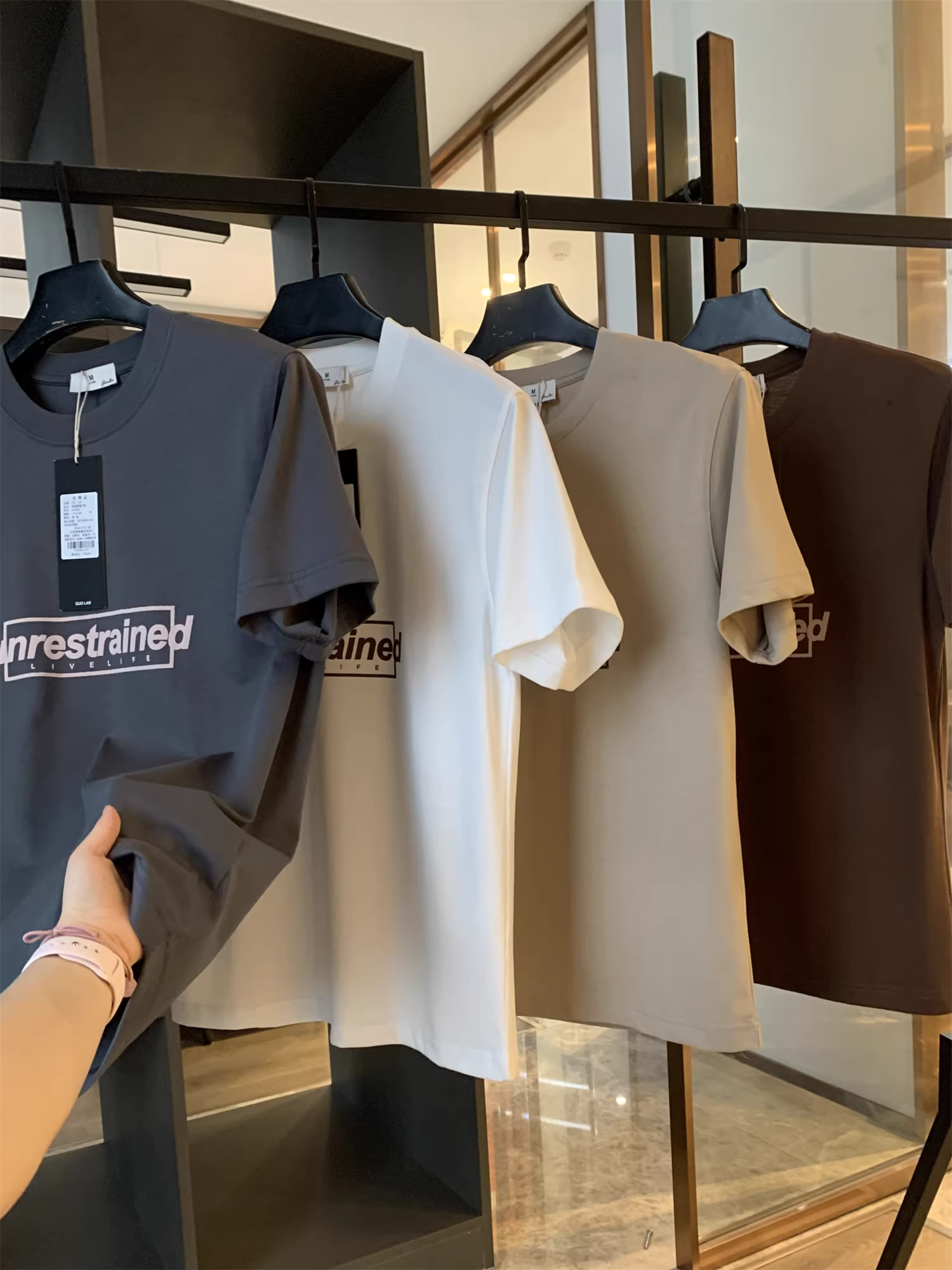 Trung tâm thương mại Don Quixote đang giảm giá! Giá tại cửa hàng là 299! Áo thun nam tay ngắn in họa tiết thời trang mùa hè, kiểu dáng rộng rãi.