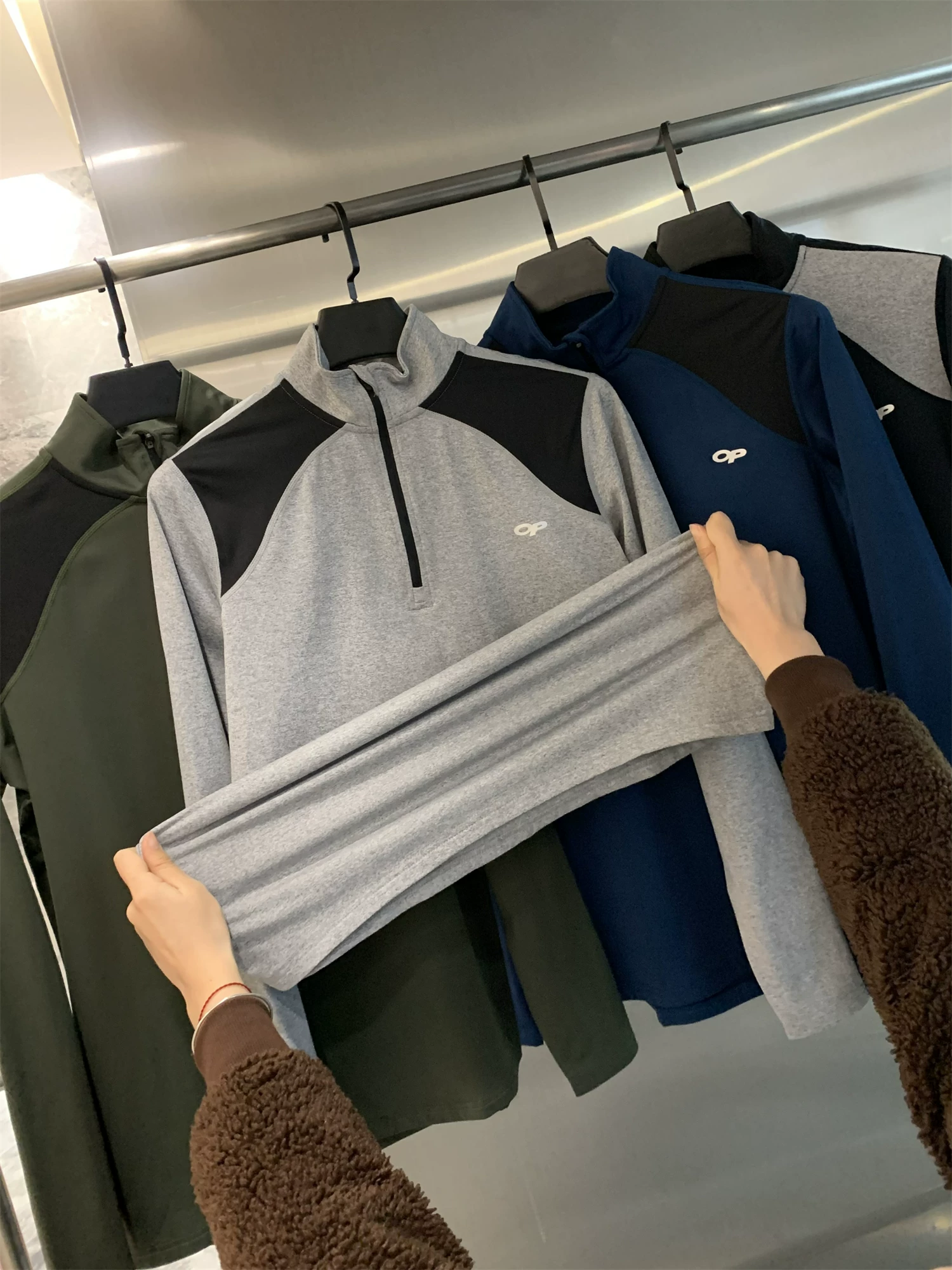 Don Quixote đi du hành đến Bắc Mỹ! Công nghệ làm khô nhanh! Áo nỉ nam cổ đứng nửa khóa kéo, thoáng khí, phối màu.