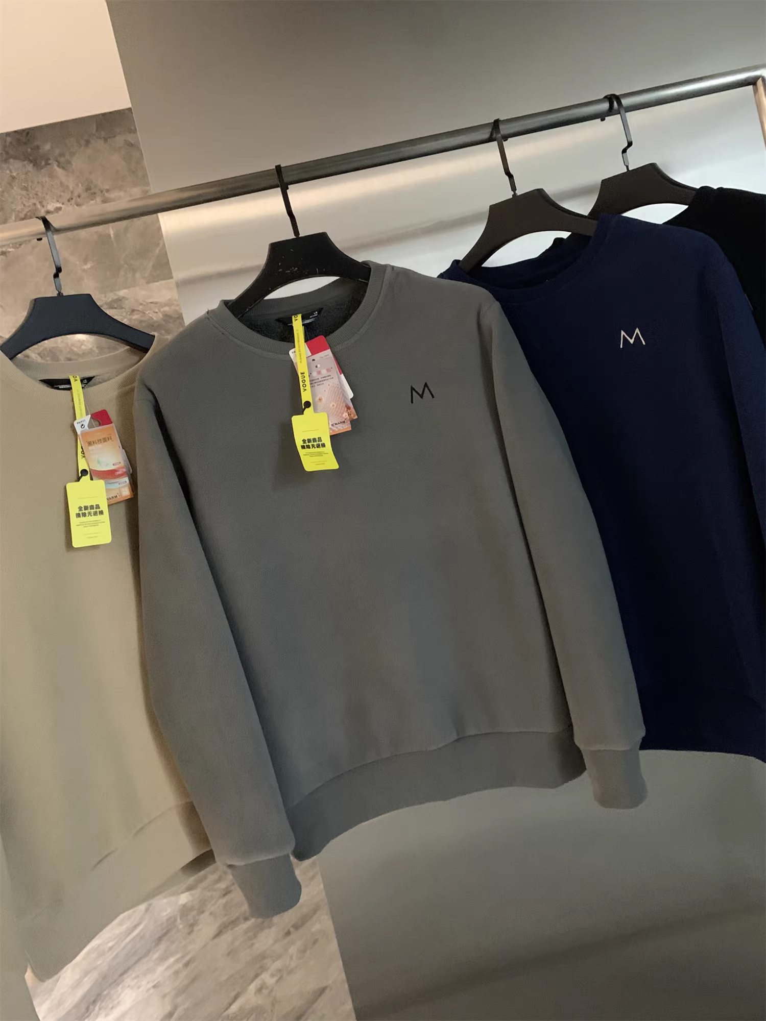 Don Quixote là một sản phẩm được đánh giá cao! Áo len nam mùa đông có lớp lót lông cừu dày dặn, kiểu dáng đơn giản, màu trơn, cổ tròn thêu họa tiết.