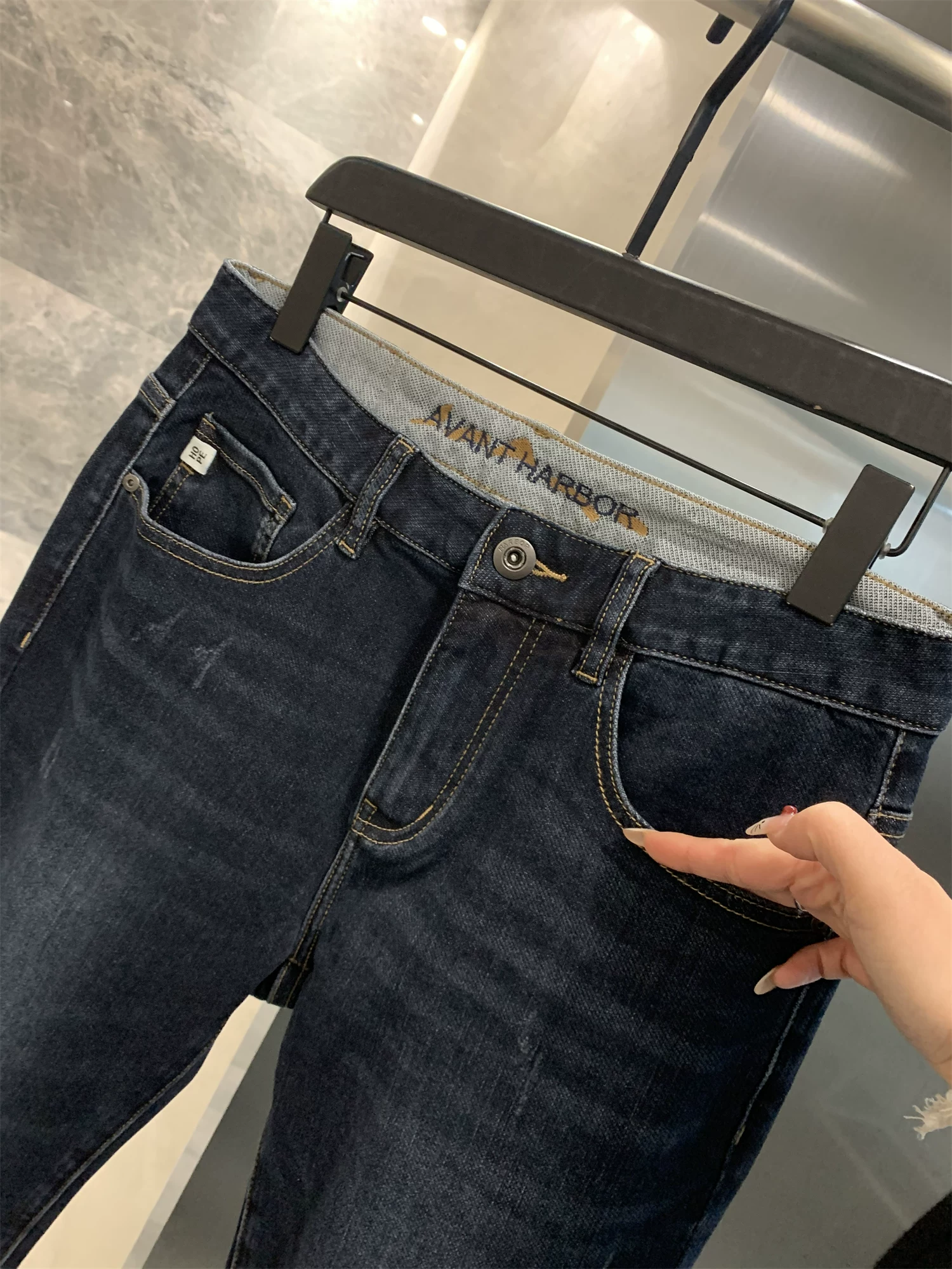 Quần jean nam dáng thẳng, chất liệu bền chắc, thương hiệu Don Quixote H, kiểu dáng cổ điển! Thoải mái khi mặc, thích hợp cho mùa thu đông.