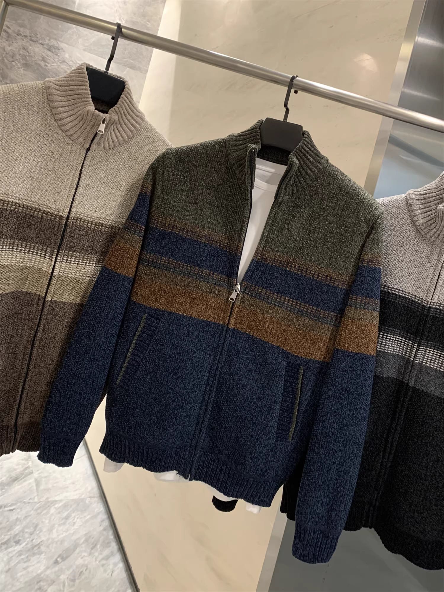 Don Quixote rất mềm mại và tinh tế! Áo len dệt kim họa tiết hoa + lớp lót lông nhung dài! Áo khoác len cổ bóng chày mùa thu đông dành cho nam.