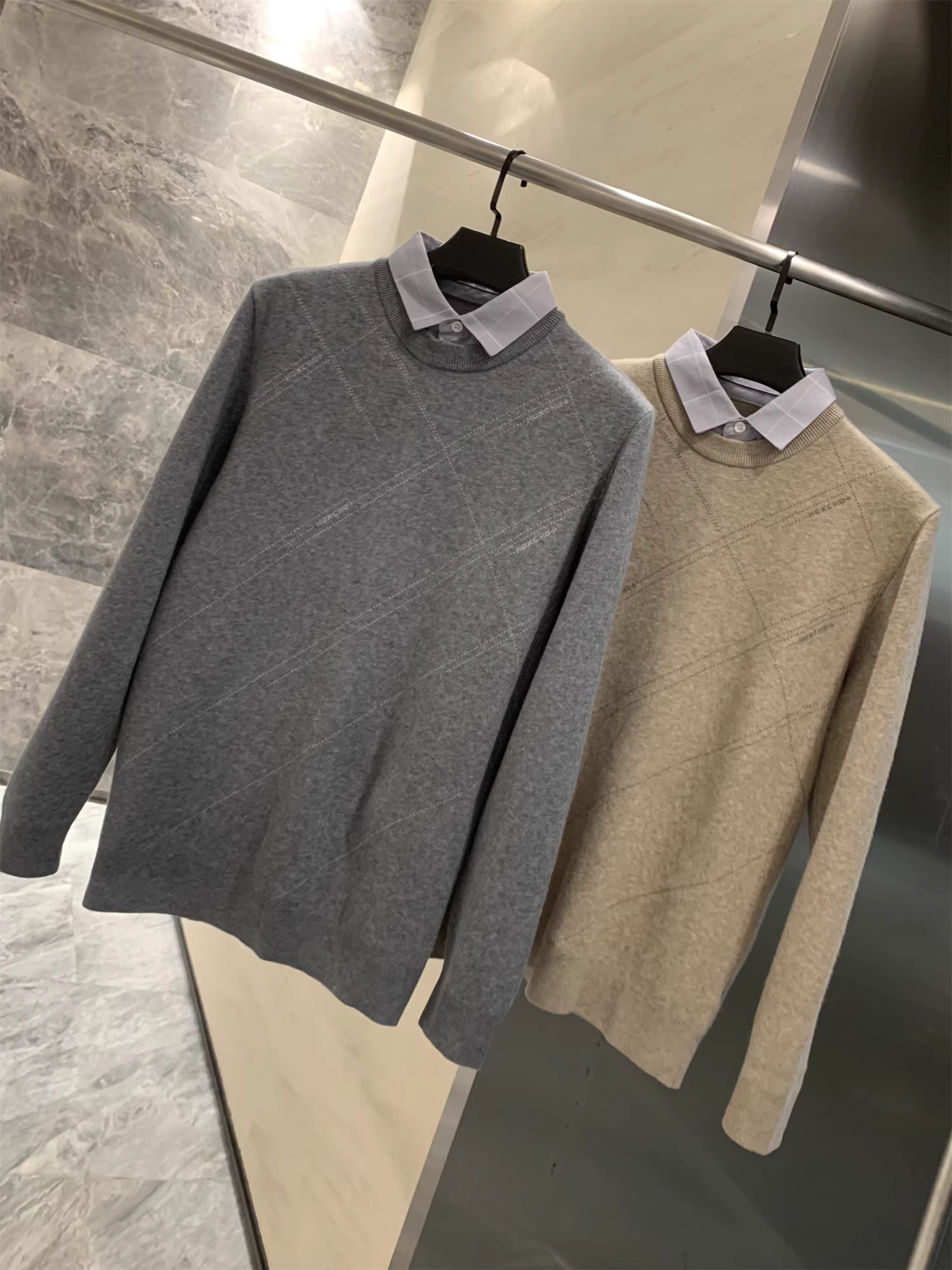 Hàng hiệu Don Quixote Deer! Mềm mại, tinh tế và ấm áp! Áo len nam giả hai mảnh dệt kim hợp thời trang mùa thu đông.